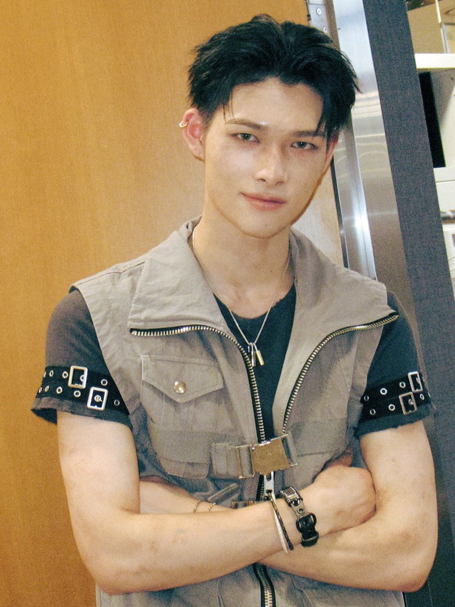 1209archived's tweet photo. good lawd he's so handsome gkdncdjsjs https://t.co/RjGuiePzOR
