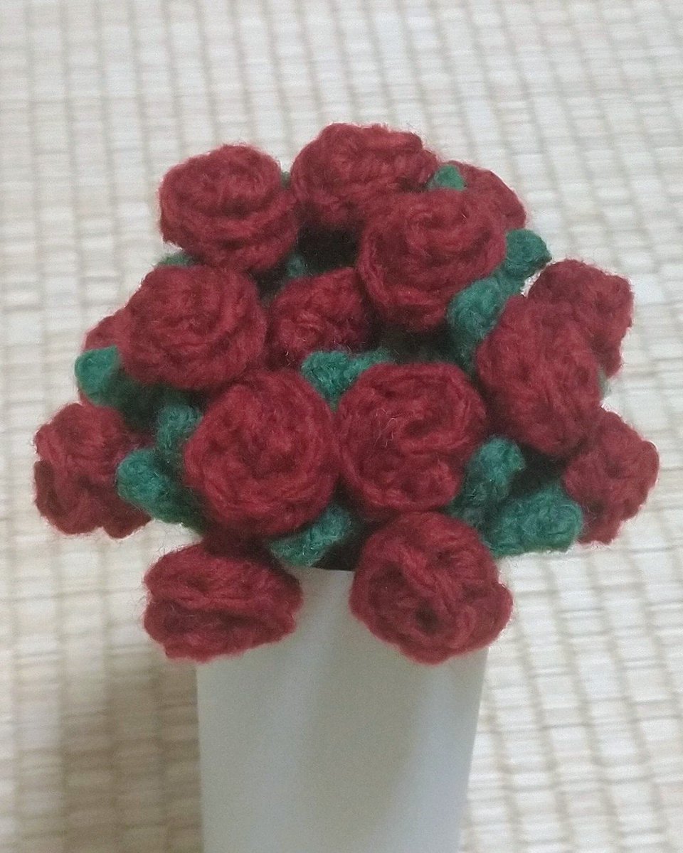 sen_kuroneko's tweet photo. 花束コースターが可愛いって親に話したらノリノリで編んでくれた💐私はお花クルクルして引っ付けただけ(*ﾉω・*)ﾃﾍ
いろんなの欲しいなぁ https://t.co/h5Nd6jPuxr