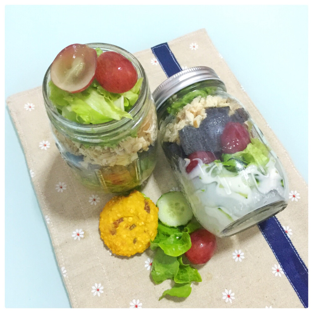 RajivJh78266235's tweet photo. Turn an old mason jar into a stylish desk organizer with just some paint and markers! Zero waste, full creativity. https://t.co/115wXzx3mg