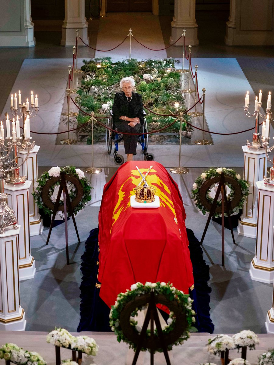 RobertP54606176's tweet photo. At 94, Princess Astrid has been at the centre of Norway's royal history since the days of Queen Maud and King Haakon. Dutiful and determined, she pays her respects to a Sovereign and beloved brother whom she admired tremendously. #Norway https://t.co/umeg7xLQb0