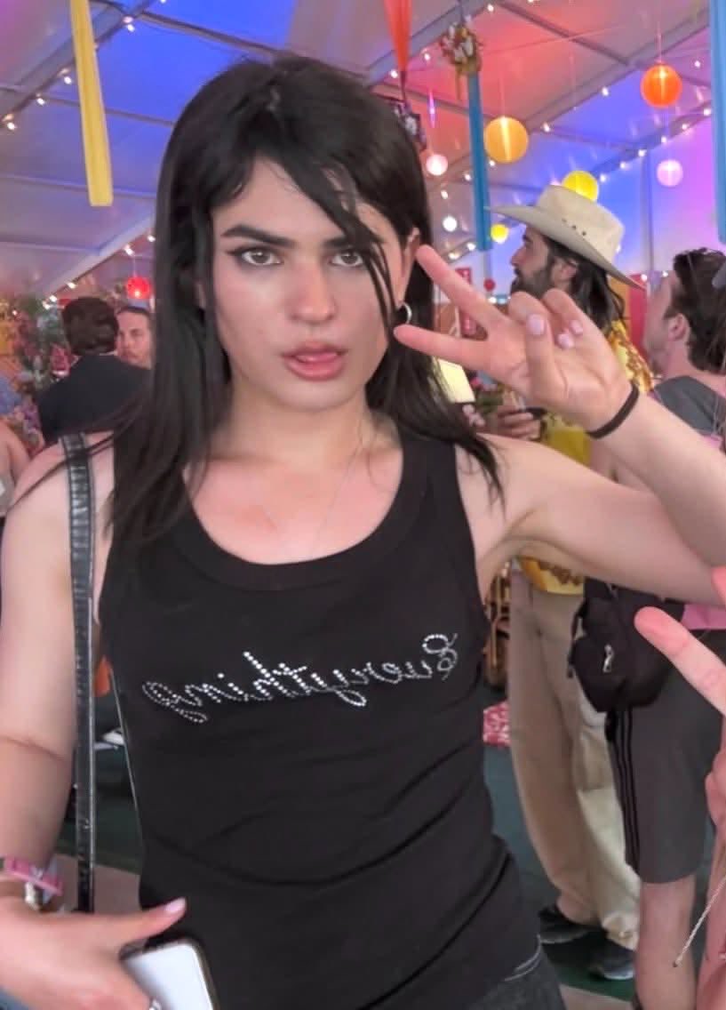 ioU4ya's tweet photo. april in that everything tank top makes me dizzy https://t.co/Z0sEhN5IUf