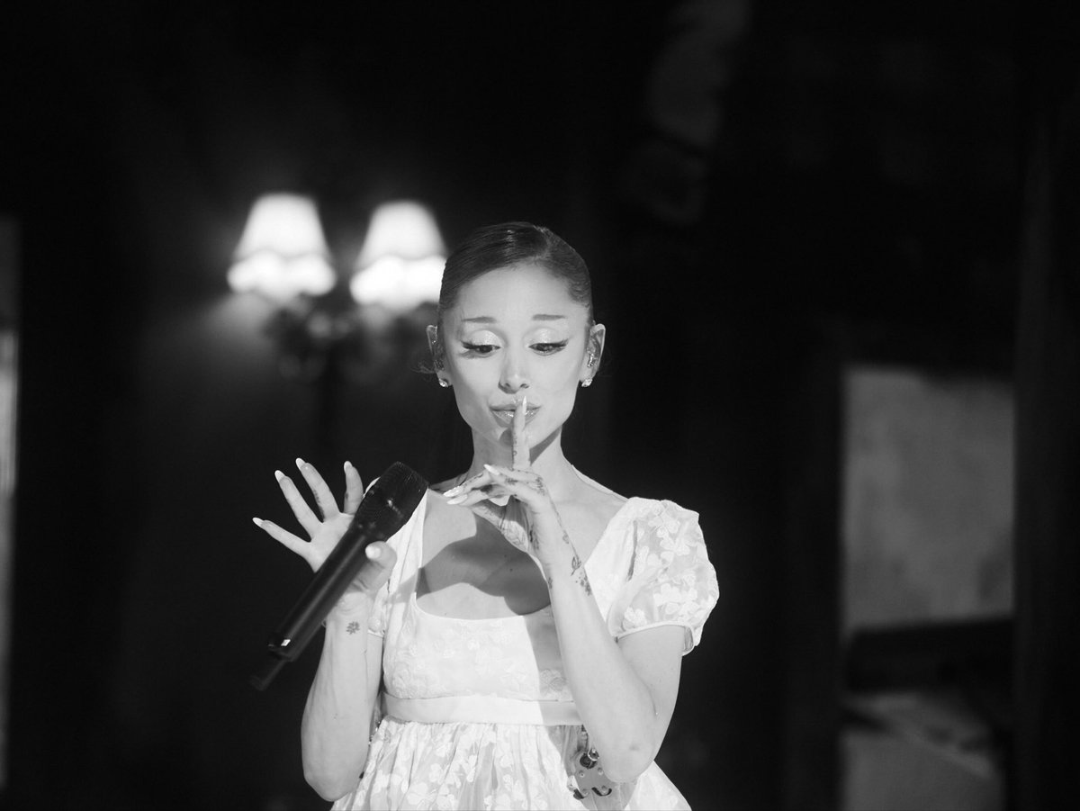ArianaToday's tweet photo. 🧸 https://t.co/dRZif8RwMP