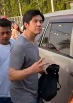 kimpaucrumbs's tweet photo. peace y'all 🤣 pogi naman clean shave na siya 🫠 https://t.co/VDJ7MyoXyZ