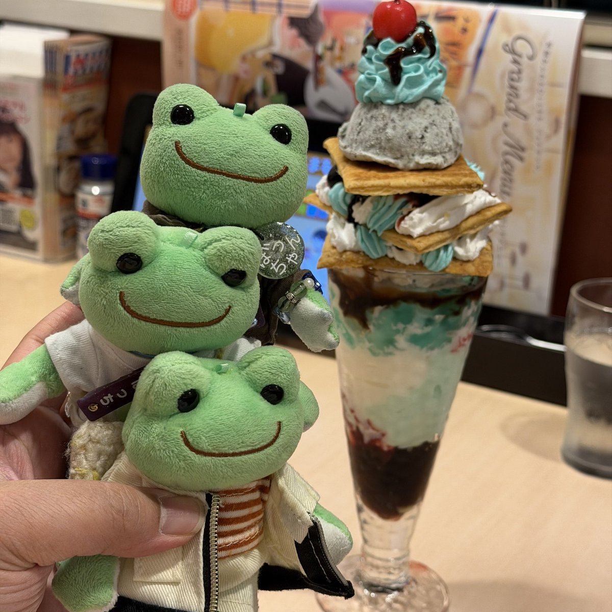 kobayan7811's tweet photo. 今日は、みんなでジョナサンへ。

なんでか？

そこに、チョコミントがあるから。

一番大きな、DXサイズで。

美味しくいただきました。 https://t.co/3pbc2quCMz