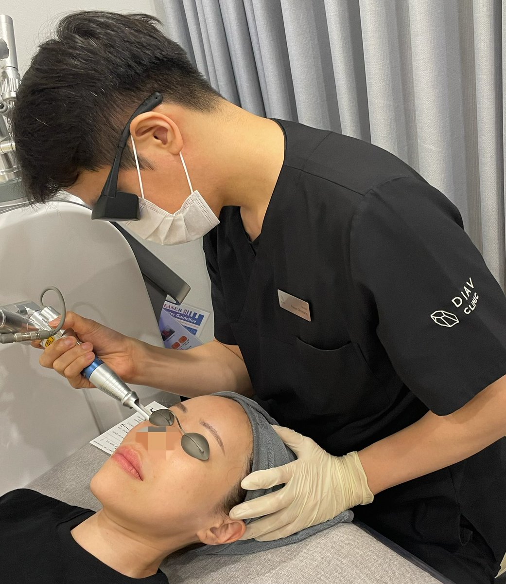 🇰🇷ディアブクリニック(@diavclinic)
・トリプルトーニング+イオン導入
☝️代表院長が肌めっちゃ見てくれて、合ったレーザー3つ選んでもらえる(楽しい)
私はシミはほとんどないけど、ニキビ跡と赤みがあるということで、
・ピコトーニング
・ジェネシス
・赤み、くすみ取りレーザー(クラリティⅡ)
を打ってもらいました!
赤みにはジェネシスが効くらしい👍
ピコトーニングとジェネシスはショット数多め!
スポットでほくろに打ってもらったところは、1回濃くなってポロって取れて薄くなった🙌
明洞駅出口目の前で、平日は最終19時まで受付してくれるから観光メインの方も行きやすいと思います☺️
🏥ディアブクリニック @diav_clinic_JP
📍明洞駅5番出口より徒歩1分
⏰営業時間
月曜日~金曜日:午前10時~午後8時
土曜日~日曜日:午前10時~午後4時半
施術提供
#DIAVクリニック #韓国