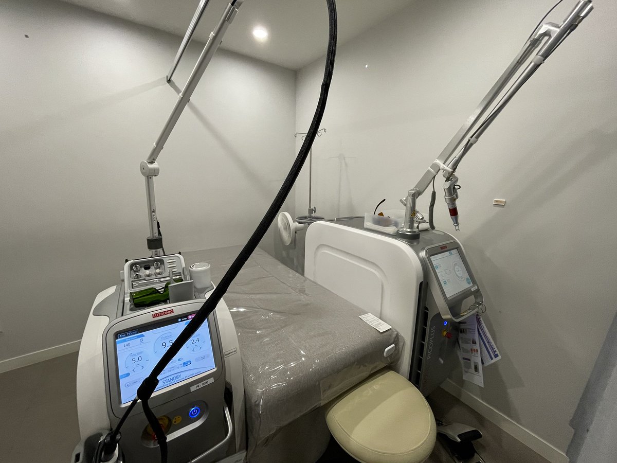 🇰🇷ディアブクリニック(@diavclinic)
・トリプルトーニング+イオン導入
☝️代表院長が肌めっちゃ見てくれて、合ったレーザー3つ選んでもらえる(楽しい)
私はシミはほとんどないけど、ニキビ跡と赤みがあるということで、
・ピコトーニング
・ジェネシス
・赤み、くすみ取りレーザー(クラリティⅡ)
を打ってもらいました!
赤みにはジェネシスが効くらしい👍
ピコトーニングとジェネシスはショット数多め!
スポットでほくろに打ってもらったところは、1回濃くなってポロって取れて薄くなった🙌
明洞駅出口目の前で、平日は最終19時まで受付してくれるから観光メインの方も行きやすいと思います☺️
🏥ディアブクリニック @diav_clinic_JP
📍明洞駅5番出口より徒歩1分
⏰営業時間
月曜日~金曜日:午前10時~午後8時
土曜日~日曜日:午前10時~午後4時半
施術提供
#DIAVクリニック #韓国