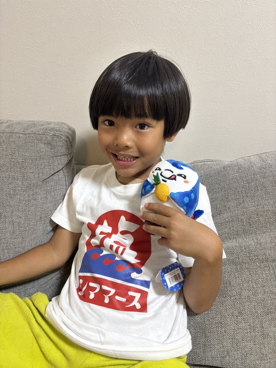 LILY73blessing's tweet photo. 先ほど沖縄から戻ったら
届いてました😍😍😍

息子くん　
パイナップルジンベーニョ大喜びデス❤️

頂いたTシャツ幼稚園に着て
シママースの親善大使になりマース😆

本当にありがとうございました♪

#FC琉球　#シママース本舗 https://t.co/ZfnQ7KqCgW