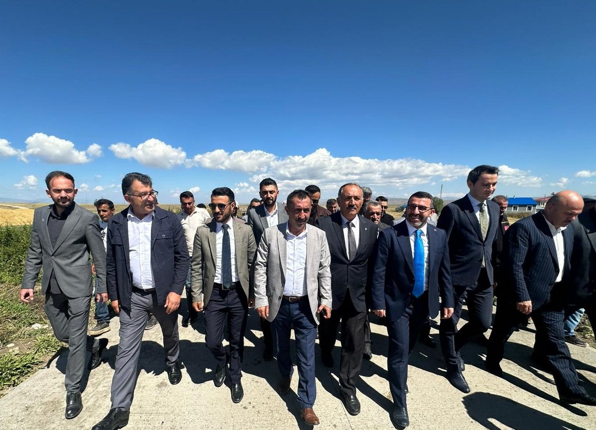 Ademcalkin's tweet photo. 📍Selim - Aşağıdamlapınar - Yukarıdamlapınar Yolu

Yapımı tamamlan 7,5 Km uzunluğundaki Aşağıdamlapınar - Yukarıdamlapınar Grup Köy Yolumuzda, İl Başkanımız Muammer Sancar, Selim Kaymakamımız Mehmet Ali Semiz ve teşkilatımızla birlikte incelemelerde bulunduk. Sonrasında köylü kardeşlerimizin taleplerini dinledik. Kendileriyle istişarede bulunduk.

Tamamlanan köy yolumuzu, Selimli hemşerilerimiz ve köylülerimiz güle güle kullansınlar.

İlgileri, bizim için düşünceleri için kendilerine teşekkür ediyorum.

Hizmetlerimiz bundan sonrada, büyük bir kararlılıkla devam edecek.
#SelimİçinCanlaBaşla