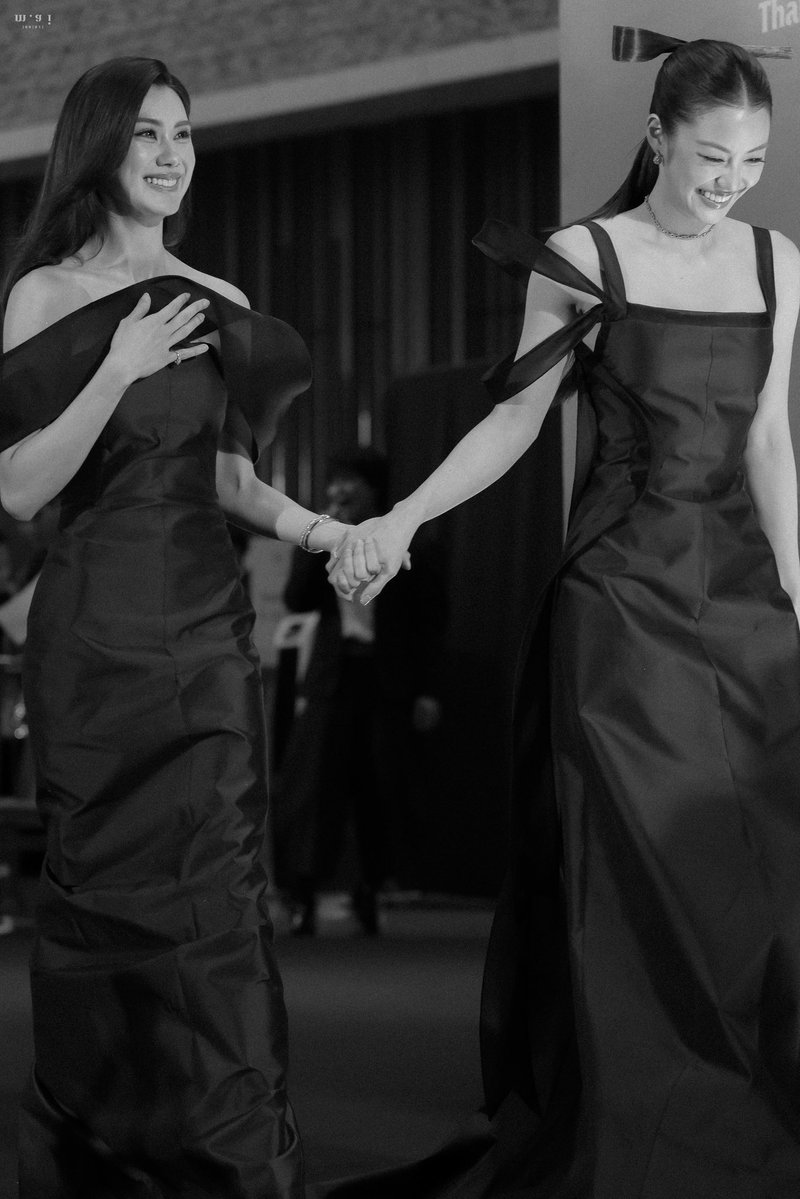 looksmhee's tweet photo. me segurando pra não dizer “evelyn hugo e celia st. james” em todas as fotos de lenamiu em eventos https://t.co/1XgNYHT3ej
