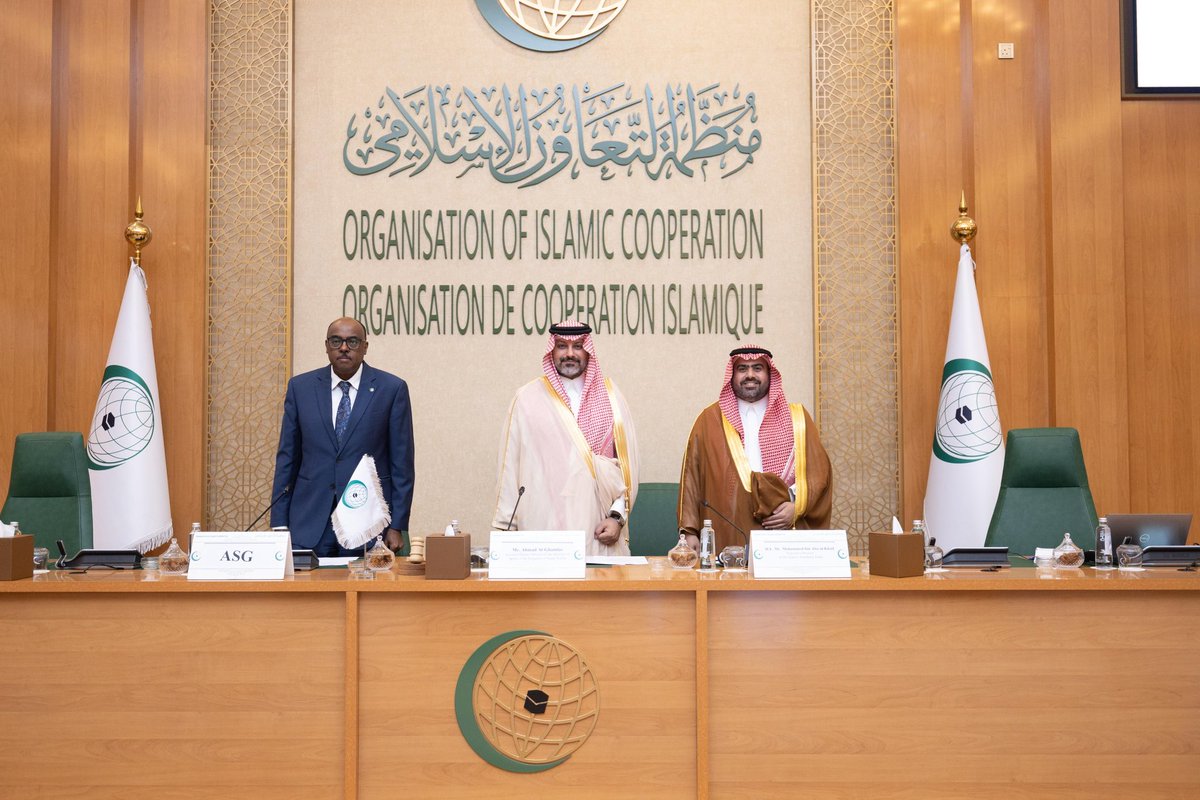 oicarabic's tweet photo. انطلاق الدورة التدريبية حول الشباب والدبلوماسية الثقافية وتنمية مهارات القيادة برئاسة وزارة الرياضة السعودية في مقر منظمة التعاون الإسلامي

انطلقت اليوم الخميس، 3 سبتمبر 2026، أعمال الدورة التدريبية حول "#الشباب و الدبلوماسية الثقافية وتنمية مهارات القيادة" في مقر الأمانة العامة لمنظمة التعاون الإسلامي، بجدة. وتنظم الأمانة العامة للمنظمة، الدورة التي تنعقد برئاسة وزارة الرياضة في المملكة العربية السعودية، رئيسة المؤتمر الإسلامي #لوزراء_الشباب_والرياضة، وبالتنسيق مع #صندوق_التضامن_الإسلامي، وأجهزة ومؤسسات #المنظمة المعنية. وتأتي الدورة كذلك بمناسبة "#يوم_منظمة_التعاون_الإسلامي_للشباب" والذي تحتفل به المنظمة في الثالث من سبتمبر من كل عام.
وأكدت كلمة معالي #الأمين_العام للمنظمة، السيد #اسماعيل_ولد_الشيخ_أحمد، أن الشباب يمثلون حاليا أكثر من 28% من سكان دول المنظمة، لافتا إلى أنه من المتوقع أن تصل هذه النسبة إلى 30.7% بحلول 2030. وذكرت الكلمة التي ألقاها الأمين العام المساعد للشؤون الإنسانية والثقافية والاجتماعية، السفير طارق علي بخيت، نيابة عن معالي الأمين العام، بأن "الدبلوماسية الثقافية للشباب" ليست ترفاً فكرياً وإنما أداة عمل لتنمية قدراتهم على بناء الجسور، وتعزيز الحوار، ومواجهة الأفكار الضالة والتطرف العنيف، ونشر قيم التسامح والاعتدال التي يزخر بها ديننا الحنيف.
وأوضحت الكلمة أن من أهم أهداف الدورة تدريب وتعزيز قدرات الشباب حول الدبلوماسية الثقافية وتنمية المهارات القيادية، وإتاحة الفرصة لهم لمناقشة القضايا المتعلقة بتمكين الشباب،  وتعريف الشباب بجهود منظمة التعاون الإسلامي في مجال تمكين الشباب وبناء قدراتهم.
وتوجهت الكلمة بخالص الشكر والتقدير للدول الأعضاء وبخاصة المملكة العربية السعودية التي ترأس الدورة الخامسة للمؤتمر الإسلامي لوزراء الشباب والرياضبة بالمنظمة، وذلك لجهودها في تنفيذ القرارات الصادرة عن الدورة، مشيدا بالدعم الذي توليه المملكة العربية السعودية تحت القيادة الحكيمة والرشيدة لخادم الحرمين الشريفين الملك سلمان بن عبد العزيز آل سعود، وولي العهد، صاحب السمو الملكي الأمين رئيس مجلس الوزراء، الأمير محمد بن سلمان بن عبد العزيز آل سعود، حفظهما الله