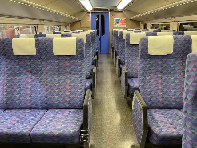 Cars_no5's tweet photo. いま乗っている新幹線、車内販売が通ってもお客様の声掛からず。満席ですよ。なぜ声が掛からないのか。逆に凄い。それが今日の販売員の能力、車内販売の立ち位置。先日、OJT中の列車に乗りましたが、私から見たら逆に先生役の方へ伝えたい点が…それだけが原因では無いけど、そりゃ、こうなりますよ😭 https://t.co/zb2wex4wbd