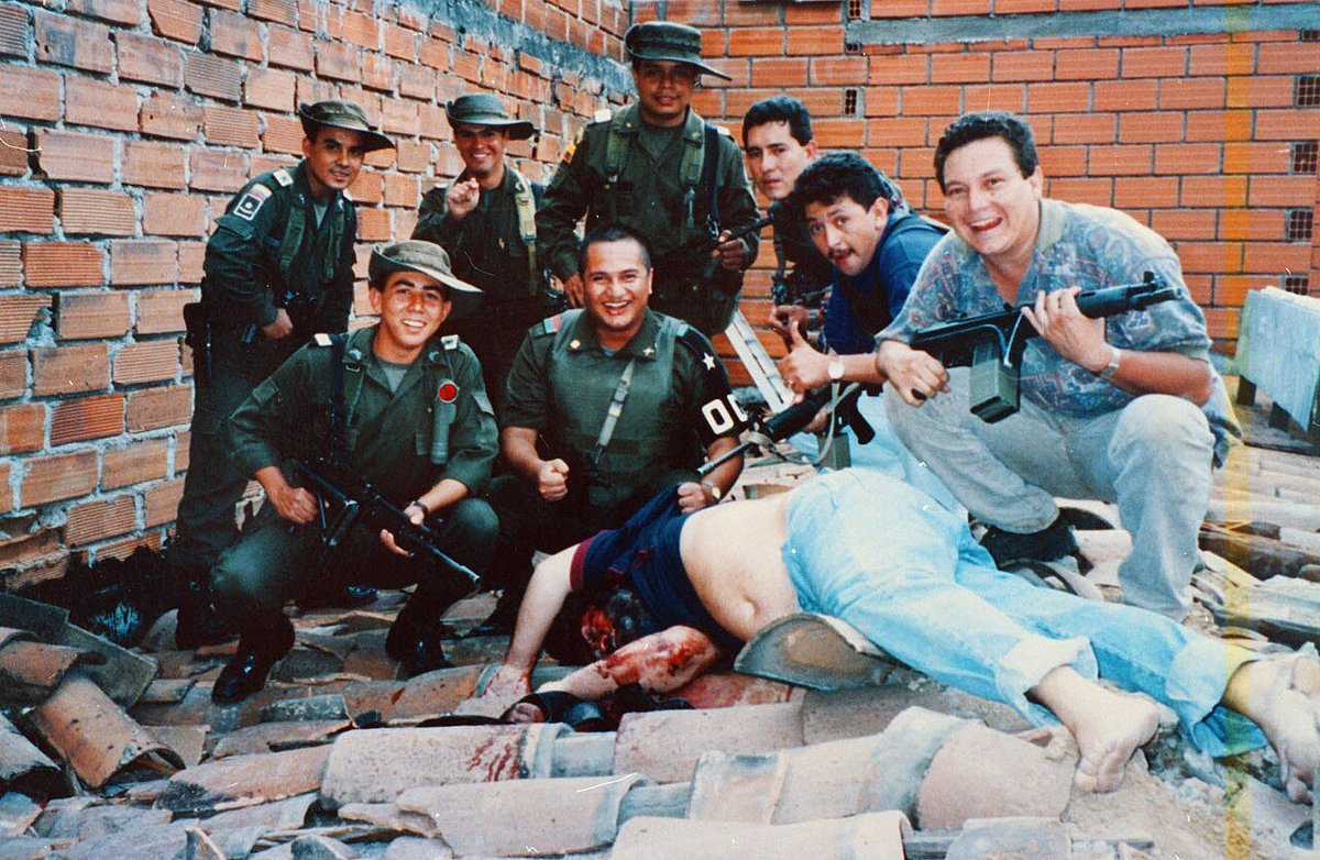 santiuribedel10's tweet photo. Si estuviésemos en el 93 así estarían los periodistas y los políticos de izquierda:

- ¿Cómo se les ocurre tomarse esa foto sonriendo?

- Debemos respetar la humanidad de Pablo Escobar.

- Debemos denunciar ante la CIDH este atropello a los derechos humanos.

- Esto es fascismo. https://t.co/5L42OMqp0J