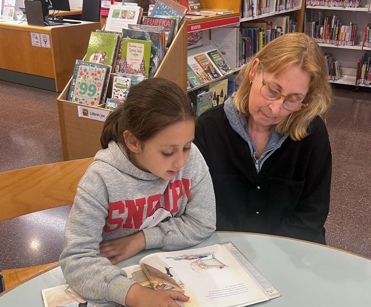 Pucurull's tweet photo. Dono tot el meu suport a les bibliotecàries. Com diu en @sebastialzamora, "és més important la feina d'una bibliotecària que la de tots els futbolistes de Primera, o la de tots els 'polítics' que no fan res més que repetir els que els ordena el seu partit." https://t.co/rMJaGobmBY