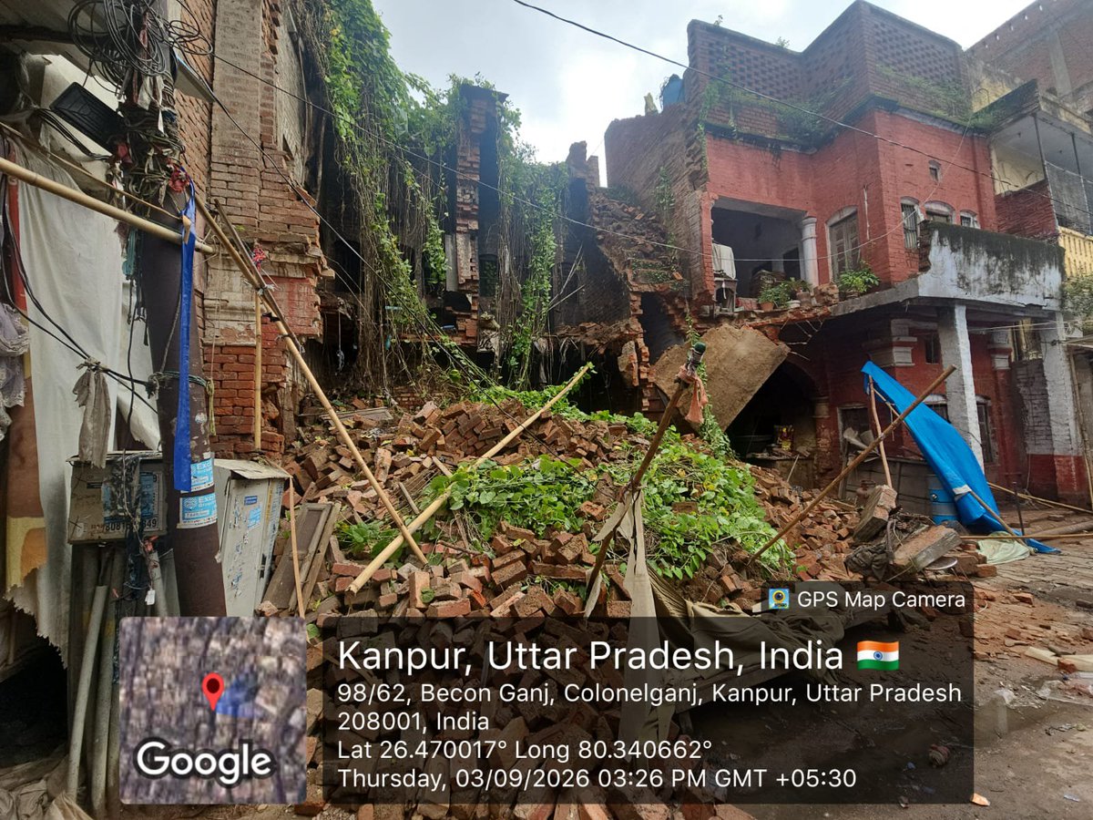 AdnanSamajwadi's tweet photo. 🚨 बेकनगंज बाजार, कानपुर में मकान नं. 98/60 का आधा हिस्सा गिर चुका है और आधा बेहद खतरनाक स्थिति में लटका है। बाजार में भा���ी भीड़ है। नगर निगम  को सूचना के बावजूद कोई मौके पर नहीं पहुंचा। तत्काल बैरिकेडिंग कराए। 8090105099। @kanpurnagar @kanpurpolice @KanpurDM @myogiadityanath https://t.co/cJ41YyNUzL