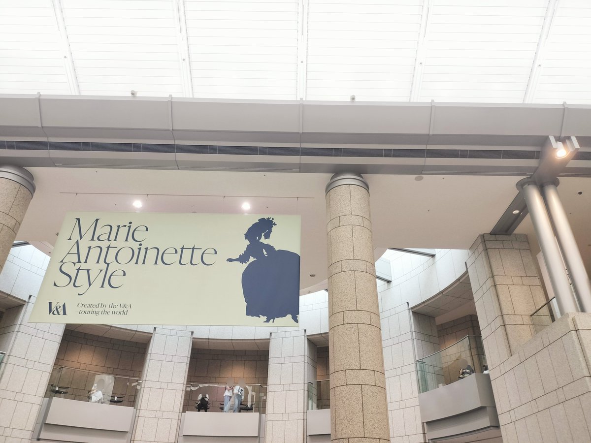 fffruun's tweet photo. 📍横浜美術館
マリー・アントワネット・スタイル展へ🌹✨️
​当時のドレスを間近で見れて、とても感動しましたT꒳​T💕ジュエリーもとっても美しい💍
でも最後の展示で本物のギロチンの刃があってゾワッとした…
#マリーアントワネットスタイル展 #マリーアントワネット展 #横浜美術館 #美術館巡り https://t.co/yKMMMAA3Yu