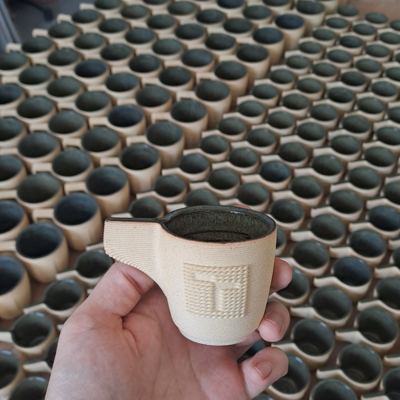 fsi_vut's tweet photo. 🏺 Místo plastového filamentu keramická hlína. Náš doktorand Jan Vítek navrhl a postavil vlastní 3D tiskárnu na keramiku. Tiskne na ní i hrnky navržené speciálně pro FSI @vut_cz , které budou od 14. 9. k zakoupení ve Strojobchodě.
Jak se vám líbí?☕https://t.co/lHLQnjI6A9 https://t.co/AwYwsFj77U