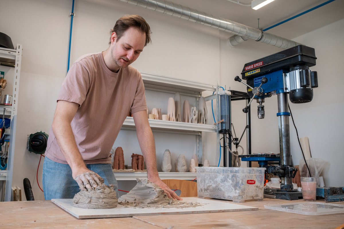 fsi_vut's tweet photo. 🏺 Místo plastového filamentu keramická hlína. Náš doktorand Jan Vítek navrhl a postavil vlastní 3D tiskárnu na keramiku. Tiskne na ní i hrnky navržené speciálně pro FSI @vut_cz , které budou od 14. 9. k zakoupení ve Strojobchodě.
Jak se vám líbí?☕https://t.co/lHLQnjI6A9 https://t.co/AwYwsFj77U