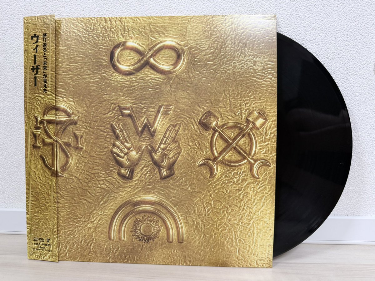 FJMX's tweet photo. Weezerのセルフタイトルを冠した20枚目のアルバム「ゴールドアルバム」のアナログ盤が到着！来年2月に開催される約5年ぶりの単独来日公演のチケットも確保済み。それまでにしっかりこの一枚を体に染み込ませておかないとね！ https://t.co/yHfGwx4lEc