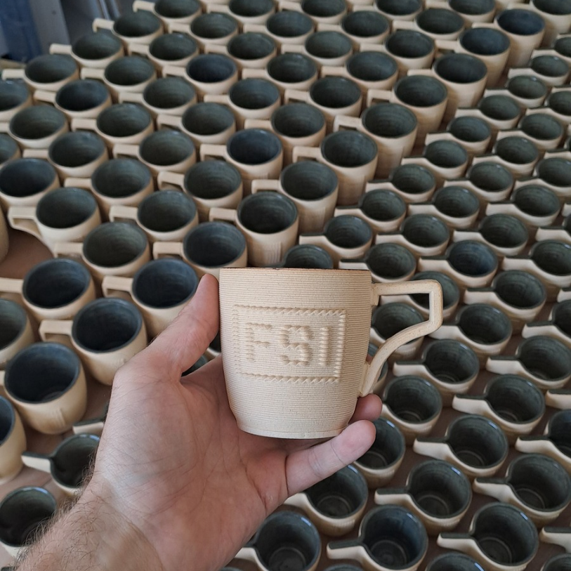 fsi_vut's tweet photo. 🏺 Místo plastového filamentu keramická hlína. Náš doktorand Jan Vítek navrhl a postavil vlastní 3D tiskárnu na keramiku. Tiskne na ní i hrnky navržené speciálně pro FSI @vut_cz , které budou od 14. 9. k zakoupení ve Strojobchodě.
Jak se vám líbí?☕https://t.co/lHLQnjI6A9 https://t.co/AwYwsFj77U