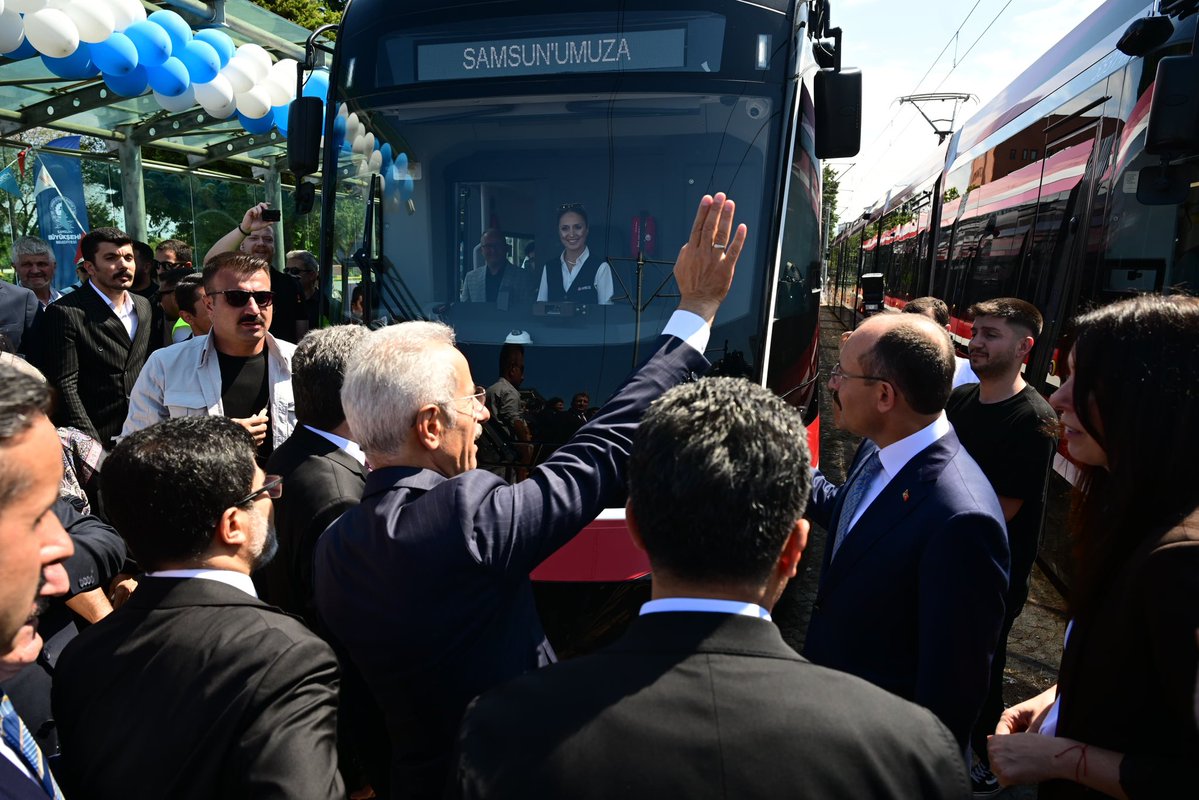 a_uraloglu's tweet photo. Samsun’da şehir içi ulaşımın omurgasını oluşturan raylı sistem ağımızı yerli ve millî iki yeni tramvay setiyle daha da güçlendirdik. 🚋

Hizmete aldığımız yeni setlerimizle sefer kapasitemizi artırarak hemşehrilerimize daha konforlu ve kesintisiz bir yolculuk imkânı sunacağız. ⚡️

Toplam 12 setlik projemizde kalan 10 seti 2027 yılında hizmete alarak Samsun’un şehir içi ulaşım standardını daha da yükselteceğiz. 🛤️

📍Samsun

#TürkiyeHızlanıyor 🇹🇷