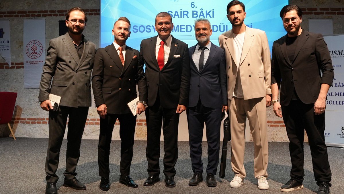 zekiariturk's tweet photo. MİSMED Sosyal Medya Derneği’nin düzenlediği 6. Şair Bâkî Sosyal Medya Ödülleri’nde, “Dijital Çağda Dijital Vicdan” isimli eserimiz “Yılın En İyi Kitabı” ödülüne layık görüldü.

Hukuk, sanat, medya ve iş dünyasından kıymetli isimlerin bir araya geldiği programımıza Kaymakamımız Dr. Arslan Yurt da teşrif ederek bizleri onurlandırdı. Şair Bâkî’yi saygıyla anmanın ötesinde tarih, edebiyat ve sanatın harmanlandığı değerli bir kültür meclisine dönüşen bu anlamlı gecede, değerli dostum ve sınıf arkadaşım Gülden Kalecik’e ödülünü bizzat takdim etmekten büyük bir mutluluk duydum. Ayrıca Arıtürk&Partners ofisimizden Av. Serkan Kartoğlu da ödül takdiminde bulunarak gecenin kıymetli anlarına ortak oldu.

Program kapsamında gerçekleştirdikleri ufuk açıcı söyleşiyle etkinliğe vizyon ve dinamizm katan değerli gençlerimiz Abdullah Kalınsazlıoğlu, Ramazan Enes Demirkesen ve Seyit Soylu’yu dinlemek de son derece keyifliydi.

Farklı disiplinleri ortak bir paydada buluşturan bu mecliste katılımcılarla verimli istişarelerde bulunup fikir alışverişi yaptık. Bu gururu bizlere yaşatan MİSMED yönetimine ve eserimize değer veren tüm okurlarımıza yürekten teşekkür ederiz.

#ZekiArıtürk #ArıtürkPartners #DijitalÇağdaDijitalVicdan #YılınEnİyiKitabı #MİSMED