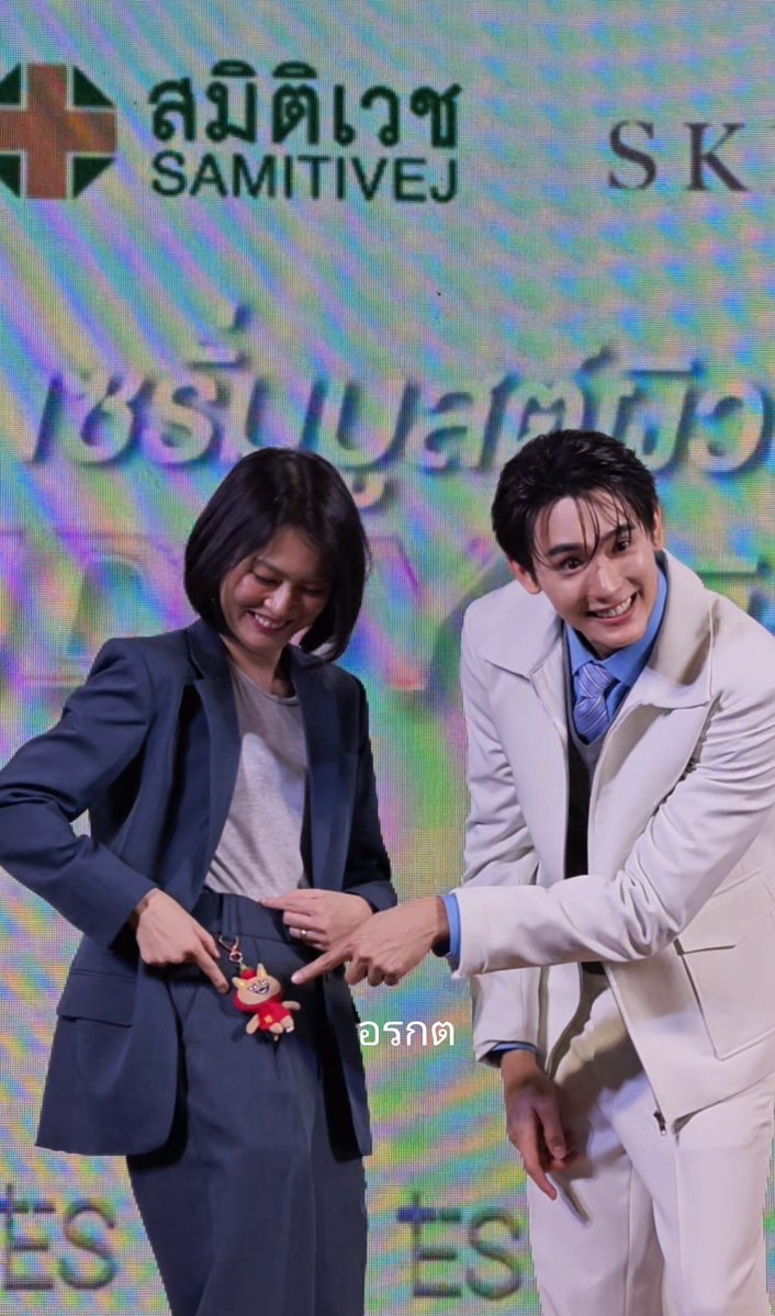 ariarikatoh's tweet photo. คุณหมอผิงห้อยมะฟ้อกมาด้วย น่ารักมาก แงงง ขอบคุณที่เอ็นดูฟ้อกกับบุ๊คนะคะ🥺

BOOK MAFOX X ES BUDDY
#ESBuddyClubXBook
#ESเซรั่มบัดดี้ของบุ๊ค
#kasibook #TOMAFOX https://t.co/Ou8f6ncHUs