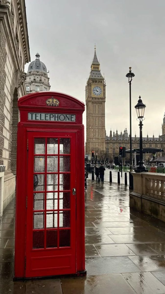 moonieaura's tweet photo. London or Paris? https://t.co/pBJhPV30Ie