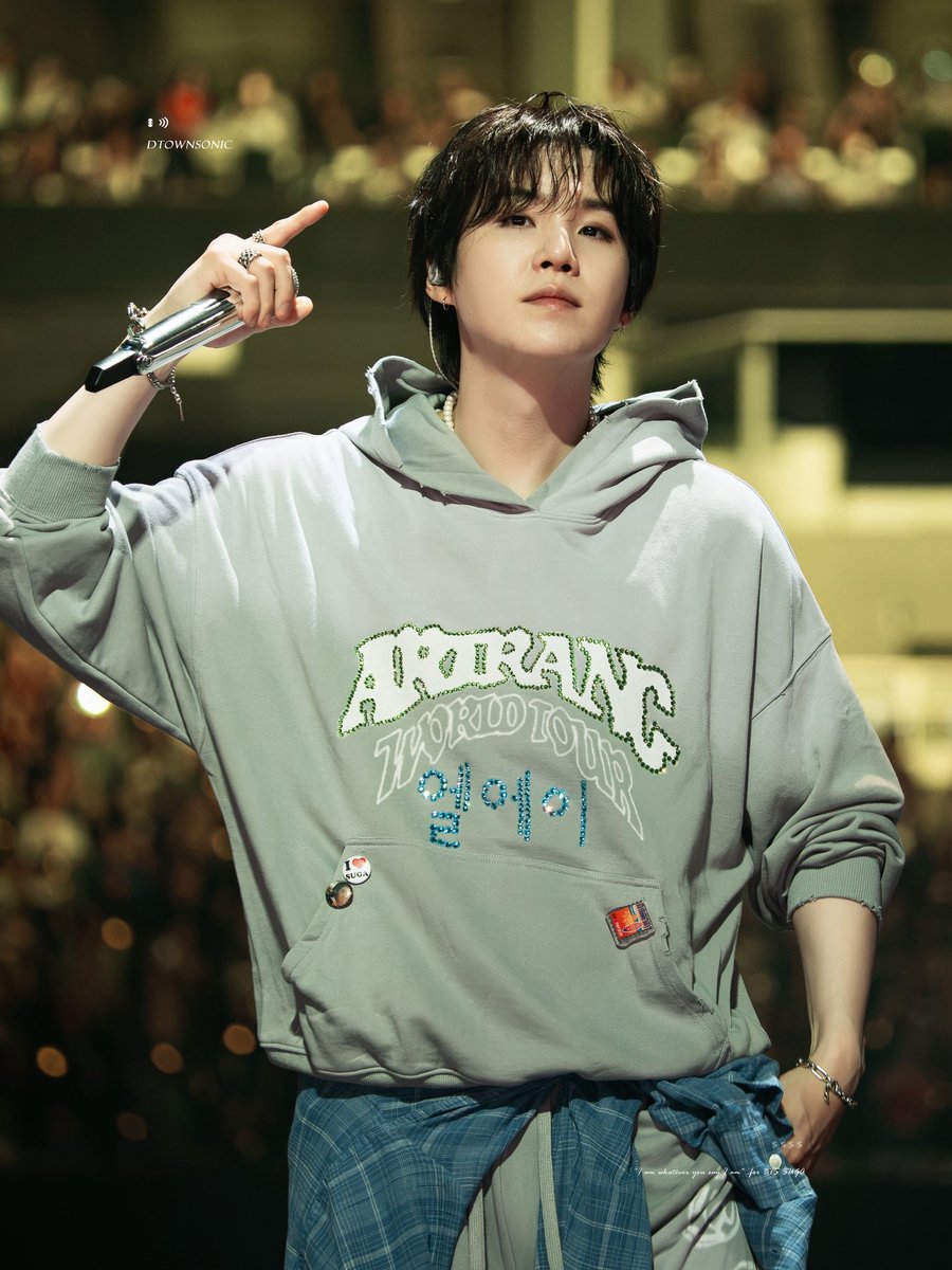 DataAgustD's tweet photo. Yoongi wore personalized pins featuring “Haegeum Agust D” and “I ❤️ SUGA” on his outfit today.

These little details related to his persona are so thoughtful and endearing. 🥹 https://t.co/J1aiOxPZQq