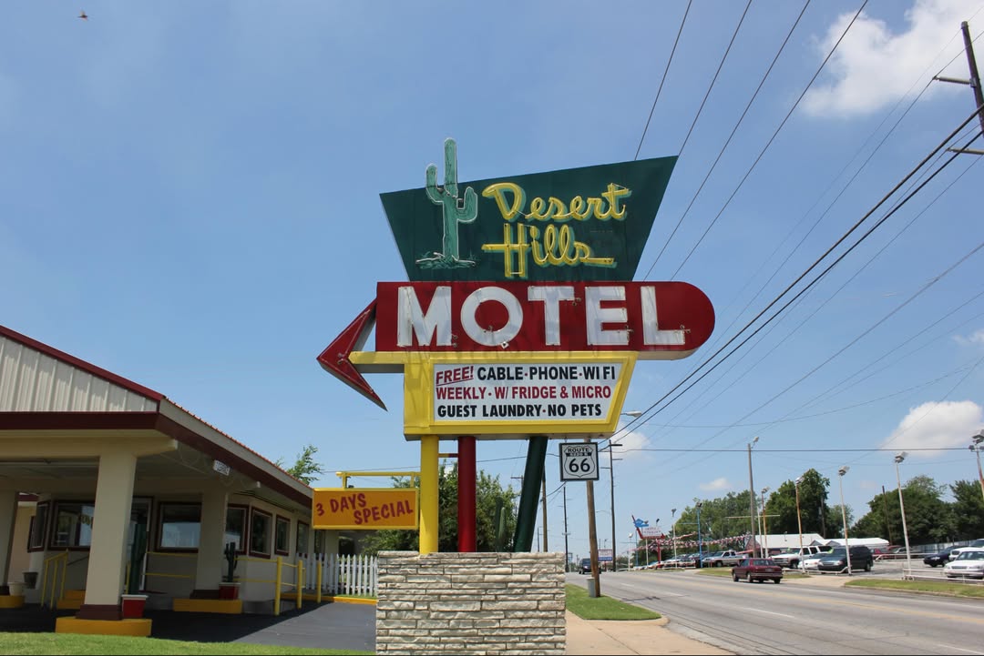 CorrieCarb5s's tweet photo. Tonight I’m continuing Route 66’s 100th anniversary celebration with the Desert Hills Motel in Tulsa, built in 1953. This 50-unit roadside classic is still open today. Have you ever stayed here? Photos taken June 5, 2012 https://t.co/qLPhopTezx