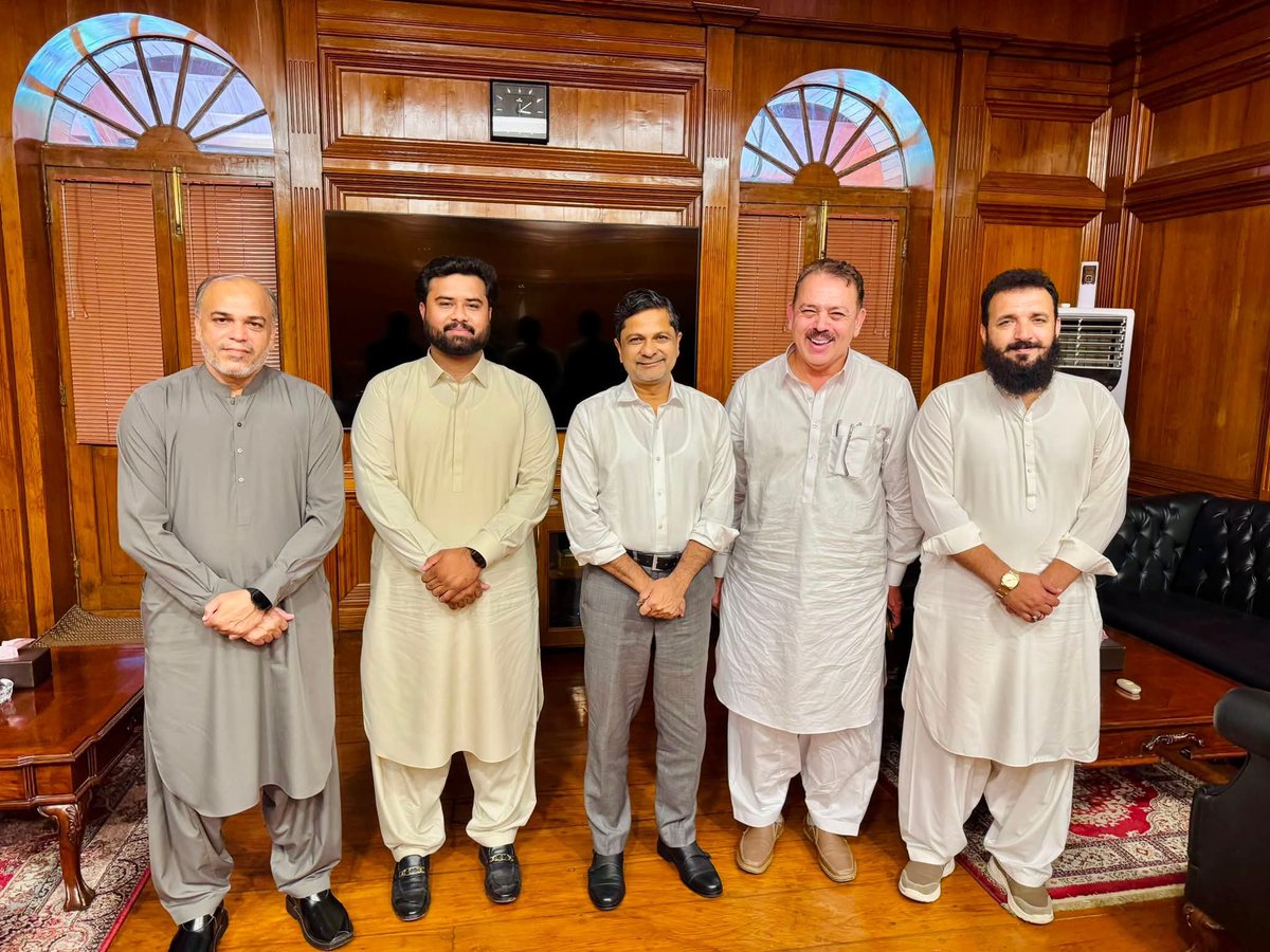 sadaruddinph's tweet photo. سینیٹر ندیم احمد بھٹو اور ضلع غربی کے سینئر نائب صدر صدیق اکبر کی کمشنر کراچی سید حسن نقوی سے اہم ملاقات۔ ملاقات میں ضلع غربی سمیت کراچی کے عوامی مسائل، ترقیاتی کاموں اور شہری سہولیات کی بہتری پر گفتگو کی گئی۔
@Bhuttoiest
#HeadPPPDigitalSindh
#Incharge_RCC_Bilawal_House_Karachi https://t.co/hRVhnqz4oB