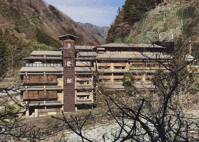 Rainmaker1973's tweet photo. The oldest hotel in the world is The Nishiyama Onsen Keiunkan in Japan and has been in business since 705 AD. 

The crazy thing is that it’s still a family business. For 52 generations. https://t.co/sCi0yJ8rF7