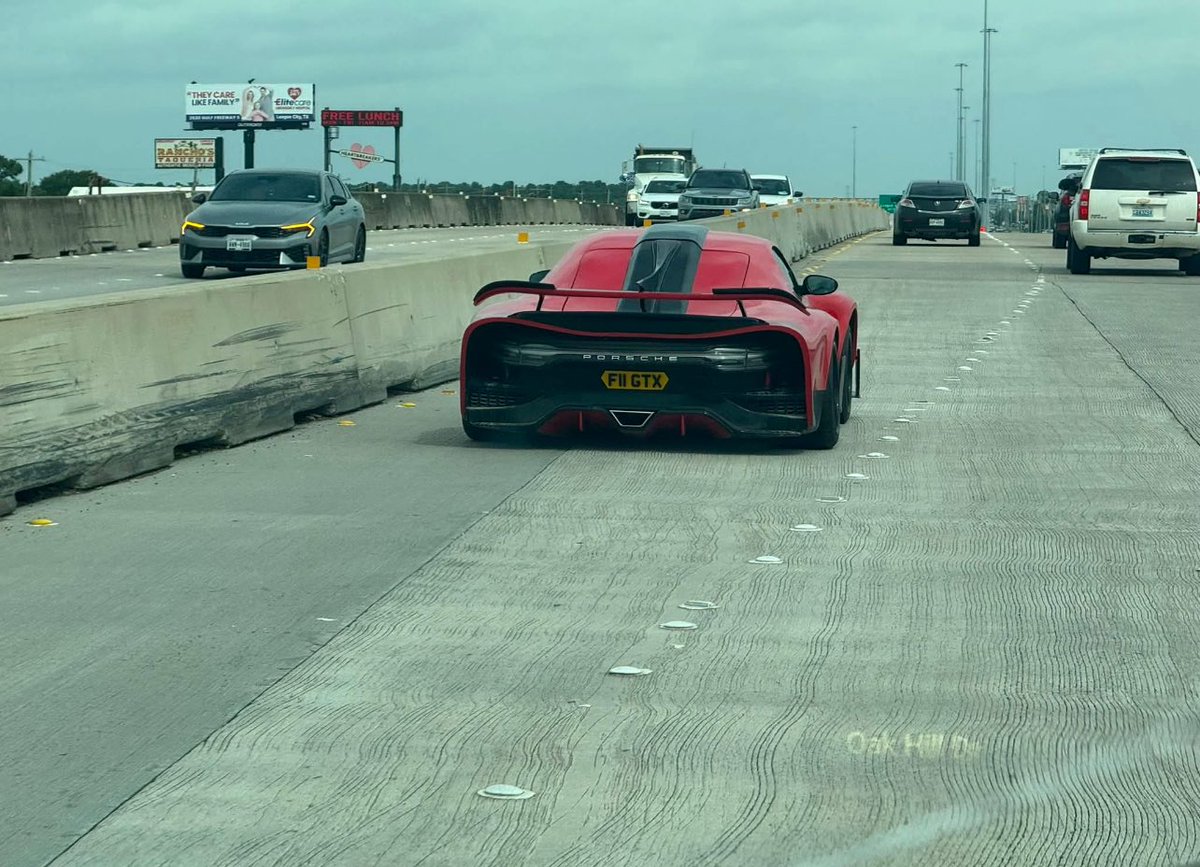 proxy63s's tweet photo. Never seen a Porsche that gives the Chiron vibe 👀 https://t.co/OHVhW3QfiM
