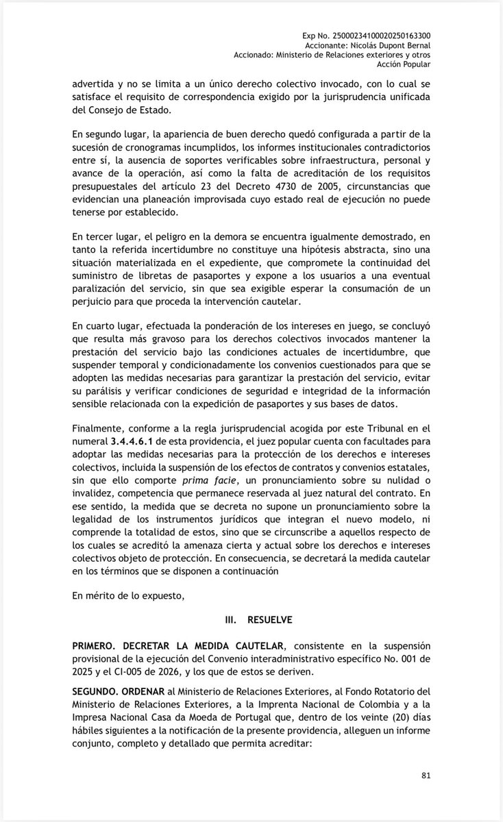 Melquisedec70's tweet photo. Muy atentos. 
Como lo he advertido desde el primer día, el gobierno Petro cometió enormes irregularidades en el oscuro convenio con Portugal (y Francia) para inventarse la nueva producción de pasaportes. Y el Tribunal  @tacundinamarca lo acaba de confirmar, lo ha suspendido ante el riesgo de una parálisis del servicio.

El Tribunal advierte que hay una sucesión de cronogramas incumplidos, informes institucionales contradictorios entre sí, ausencia de soportes verificables sobre infraestructura, personal y avance de la operación, así como la falta de acreditación de los requisitos presupuestales”. 

También  “una planeación improvisada cuyo estado real de ejecución no puede tenerse por establecido… el peligro en la demora se encuentra igualmente demostrado, en tanto la referida incertidumbre no constituye una hipótesis abstracta, sino una situación materializada en el expediente, que compromete la continuidad del suministro de libretas de pasaportes y expone a m los usuarios a una eventual paralización del servicio”.