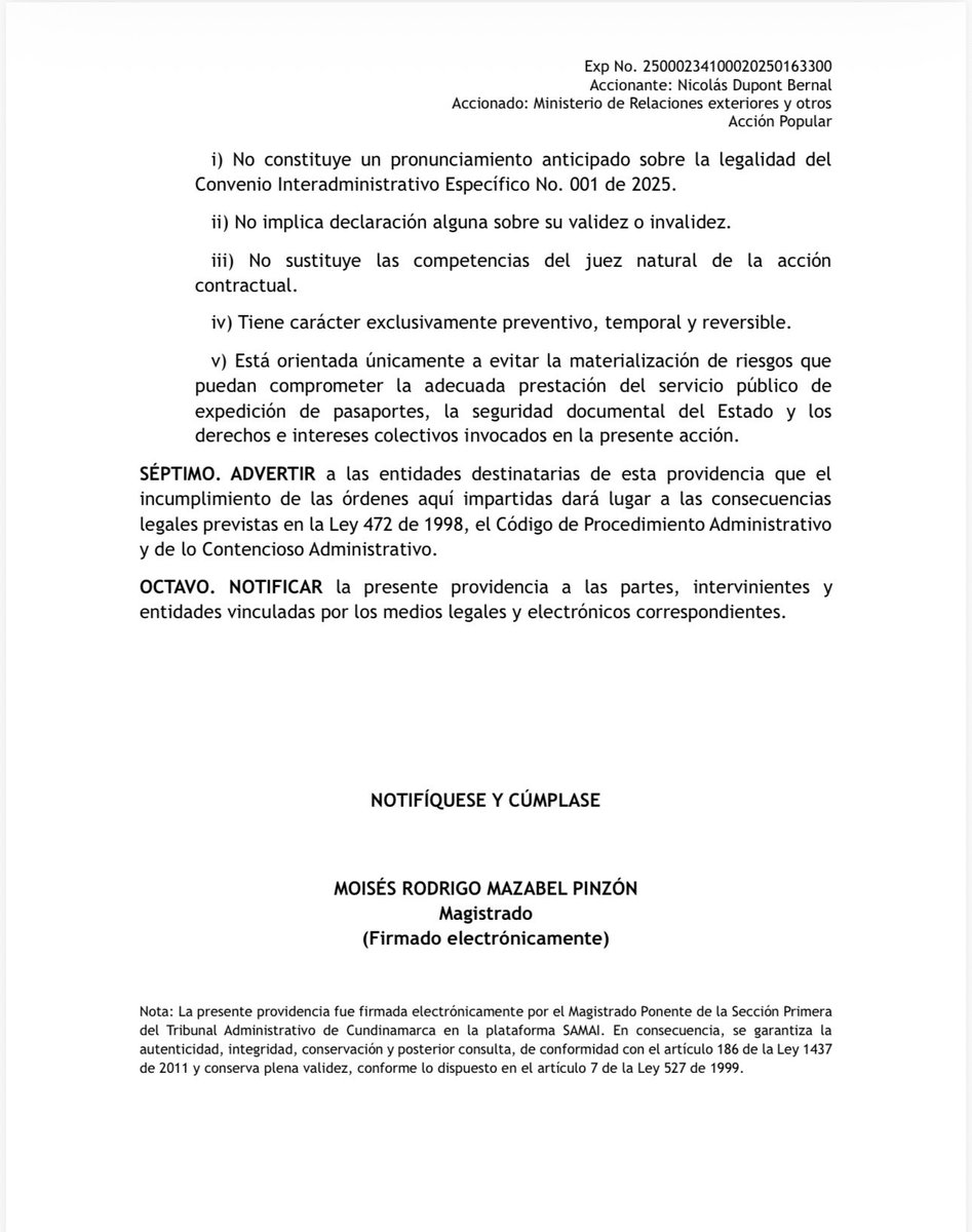Melquisedec70's tweet photo. Muy atentos. 
Como lo he advertido desde el primer día, el gobierno Petro cometió enormes irregularidades en el oscuro convenio con Portugal (y Francia) para inventarse la nueva producción de pasaportes. Y el Tribunal  @tacundinamarca lo acaba de confirmar, lo ha suspendido ante el riesgo de una parálisis del servicio.

El Tribunal advierte que hay una sucesión de cronogramas incumplidos, informes institucionales contradictorios entre sí, ausencia de soportes verificables sobre infraestructura, personal y avance de la operación, así como la falta de acreditación de los requisitos presupuestales”. 

También  “una planeación improvisada cuyo estado real de ejecución no puede tenerse por establecido… el peligro en la demora se encuentra igualmente demostrado, en tanto la referida incertidumbre no constituye una hipótesis abstracta, sino una situación materializada en el expediente, que compromete la continuidad del suministro de libretas de pasaportes y expone a m los usuarios a una eventual paralización del servicio”.