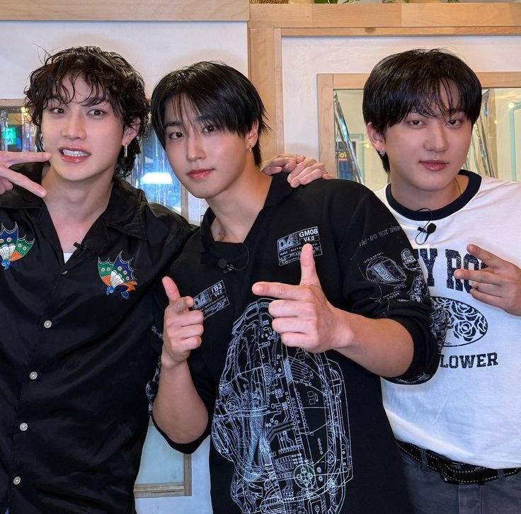 strawariberri's tweet photo. love how jisung is in the middle again as per usual ☹️☹️☹️☹️ he’s literally 3racha’s baby aigooo https://t.co/a10xBdYpFW