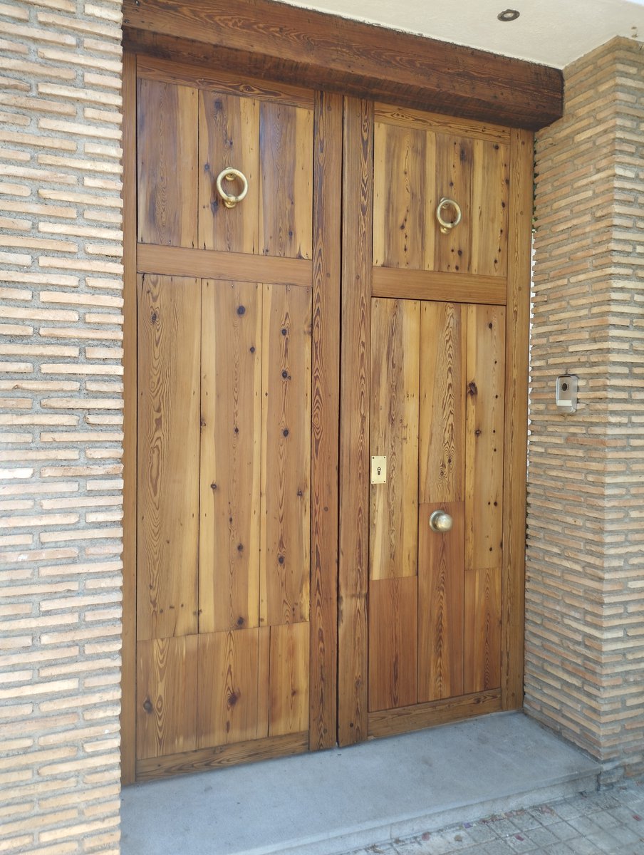 carpinteriatb's tweet photo. Restauración de portón de madera en Vila-real.

Desmontaje, lijado completo, reparación de piezas, recuperación del tono natural con aceites y restauración de los herrajes originales.

https://t.co/KWTAFy24sS

#CarpinteriaTablado #RestauracionDeMadera #VilaReal #Castellon https://t.co/Aap1whN2Ur