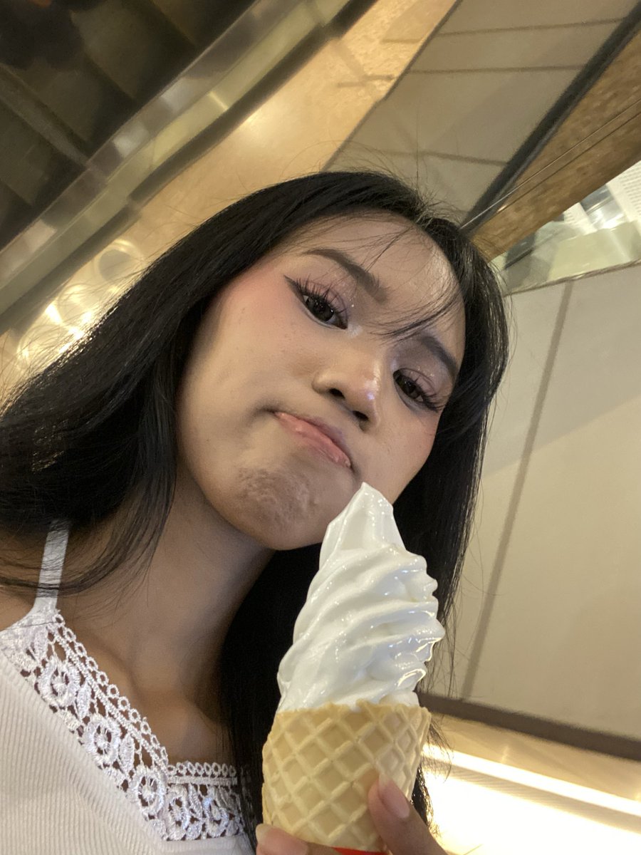 gojo_____ofem's tweet photo. me and my ice cream against the world https://t.co/48TEmqowL5