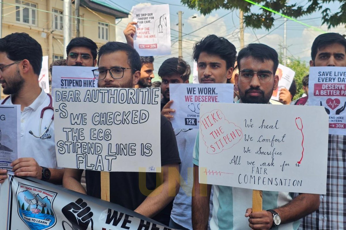 UNI_Photos's tweet photo. In Photos | MBBS and BDS interns stage a protest for the fourth consecutive day, demanding a hike in their internship stipend and resolution of their long-pending demands in Srinagar on Thursday (03/09).

📸: Shah Junaid / UNI

#MedicalInternsProtest | #MBBSInterns | #BDSInterns | #StipendHike | #Srinagar | #UNI