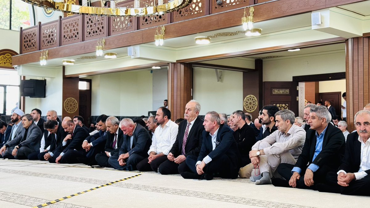 KayaZeydin's tweet photo. 📍 Hakkâri / H. Sait Camii

Kur’an’ın nuruyla, hafızlarımızın güzel tilavetleriyle…

Hakkâri’mizde icra edilen 2026 Yılı Camiler ve Din Görevlileri Haftası Hafızlık Yarışması Erkekler Türkiye Finali programında hafızlarımızın Kur’an-ı Kerim tilavetlerine eşlik ettik.

Kur’an-ı Kerim’i ezberleyerek gönüllerinde taşıyan kıymetli hafızlarımızı tebrik ediyor; bu güzel programın Hakkâri’mizde gerçekleştirilmesine vesile olan Diyanet İşleri Başkanlığımıza ve Hakkâri İl Müftülüğümüze teşekkür ediyorum.

Kur’an’la yetişen nesiller, geleceğimizin en kıymetli emanetidir.

@RTErdogan
@Akparti
@abuyukgumus
@MustafaAlkayis
@byildiz63
@diyanetbasin

#Hakkâri #Hafızlık #KurânıKerim