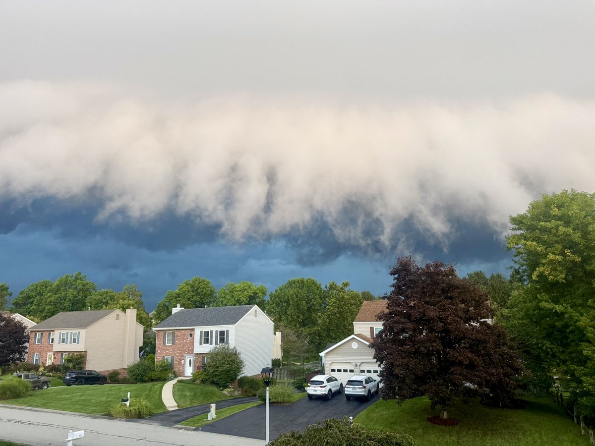 JaredRileyWx's tweet photo. Wild sight before this line of thunderstorms in Allison Park, PA. #PAwx https://t.co/pu2ctt8PqA