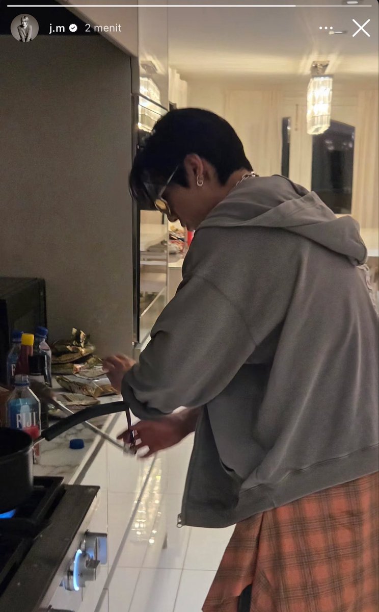 JUNG9795_'s tweet photo. jimin update igs dan ada jungkook 😭
ngapain yak?? bajunya kaya abis pulang konser yaa.. trus kya yg lgi masak gitu kah kalian? 😭🫴🏻 https://t.co/lj8q2b8ADy