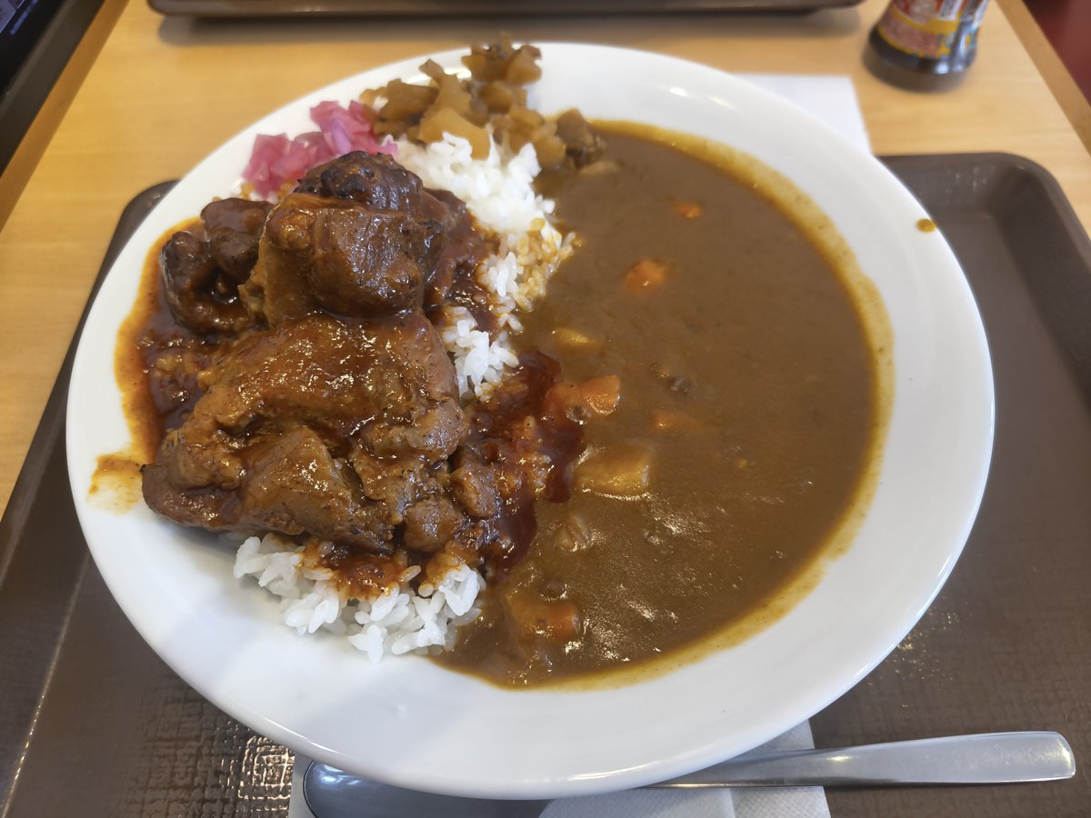 kaaaaa5l's tweet photo. 今日はJumoくんとすき家でカレー食べに行きました！ポークロックカレーとやらがあるということで、どうせならダブルにしようぜ！と言うことで、ポークロック2個でございます！
帰りにブックオフ寄ったら、まさかのシャーマンイージーエイト2600円（笑）お迎えしてきましたよー！
＃ガンプラジオ https://t.co/66m9XECUiA