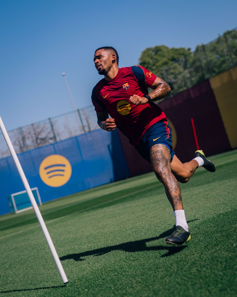 FCBarcelona's tweet photo. Hi, Gabriel Jesus 👋 https://t.co/huP0Xeh1T6
