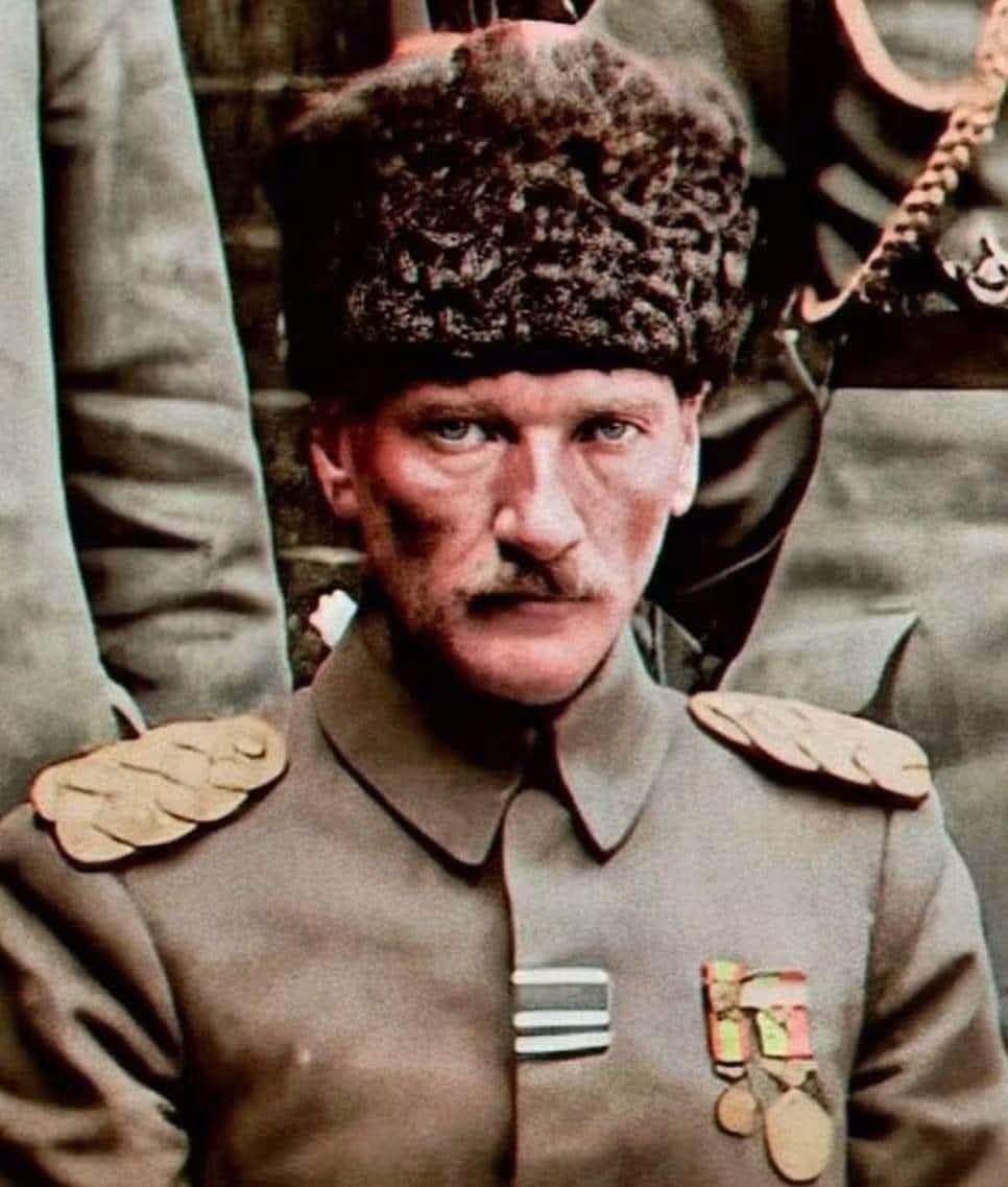 Bandral11's tweet photo. LİMANLARIMIZI DERHAL TERKEDİN!
Yaveri Salih Bozok anlatıyor;
Başkumandan, düşmandan kurtardığı İzmir’de geçireceği ilk geceyi yaşıyordu. Zengin bir sofra hazırlandığı halde, ufak tefekle karnını doyurdu ve geç vakitlere kadar çalıştı. Ertesi sabah, erkenden uyandık. Hafif bir kahvaltıdan sonra vilayet konağına gittik. Vali, İngiliz konsolosuyla konuşuyordu. Biz gelince, ayağa kalktı ve konsolos ile Mustafa Kemal Paşa’yı tanıştırdı. Konsolos iyi Türkçe biliyordu. Paşa, Vali’ye sordu:
-Konu nedir?
Vali anlattı:
-Sayın Konsolos, İngiliz tebası vatandaşlarla Rum ve Ermeni azınlığın güven altında olup olmadığından endişeleniyorlar. Kendilerine herkesin güven altında olduğunu bildirdim
Mustafa Kemâl Paşa, Konsolosun Türkçe bildiğini biliyordu. Buna rağmen kendisine Vali’yi muhatap aldı:
-Ee, peki daha ne istiyormuş.
Bu soruya Konsolos Türkçe cevap verdi:
-Tebamız için Hükümetinizden yazılı teminat istiyorum.
Mustafa Kemâl Paşa:
-Ne yani, Yunanlılar zamanında siz, tebanızı daha emniyette mi görüyordunuz?
Konsolos kasılarak:
-Evet, dedi. Yunanlılar buradayken tebamızı daha emniyette görüyorduk.
-O halde buyurun tebanız ile birlikte Yunanistan’a gidin efendim.
Konsolos:
-Yani majestelerinin hükümetine savaş mı açıyorsunuz?
Mustafa Kemâl Paşa:
-Siz kiminle. neyi konuştuğunuzu biliyor musunuz? Ben, Millet Meclisinin Başkanı ve Türk Orduları Başkumandanıyım. Savaş açmaya da barış yapmaya da tam yetkiliyim. Peki siz kimsiniz? Hükümetiniz adına savaş ve barış görüşmelerini yapmaya yetkili misiniz? Böyle bir yetkiniz varsa görüşelim. Yoksa (eliyle kapıyı gösterdi) buyurunuz dışarıya, efendim!
Konsolos, Mustafa Kemâl Paşa’nın son sözü üzerine sapsarı kesildi ve tek kelime söylemeden kapıdan çıktı, gitti.
Mustafa Kemâl Paşa, adamın arkasından Vali’ye döndü:
-Bunlara yüz vermeyin Vali bey! Bir donanma önünde pısacak, bir blöf karşısında yelkenleri suya indirecek bir devletçik sanıyorlar bizi. Küstahlık derecesine bakın, Barut kokan bir odada adamın sorduğu şeye bak! Savaş halinde değiliz sanki. Bana savaş mı açıyorsunuz, diye soruyor!
Birkaç saat sonra, İngiliz donanma kumandanı Hükümet konağının kapısından girerek, Mustafa Kemâl Paşa’nın odasına yöneldi. Nazik fakat öfkeli bir hali vardı. Ruşen Eşref kendisine ne istediğini sordu.
-Başkumandan Mustafa Kemâl Paşa ile görüşmek istiyorum.
Birlikte odaya girdiler, kapı kapandı.
Amiral:
-Çok güç koşullar altında bir savaş kazandınız, sizi asker olarak içtenlikle kutlarım. Çanakkale’deki başarınızın rastlantıya borçlu olmadığınızı kanıtladınız. Büyük bir askerle tanıştığım için memnunum, diyerek övgüler yağdırmaya başladı.
Paşa, bıkkın bir sesle:
-Bunları geçin Amiral. Çok işimiz var. Asıl konuya gelin... dedi.
Amiral bu tavır karşısında bocalıyarak konuya girdi:
-İzmir’de tebamız ve sizin azınlıklarınız. Ermeniler, Rumlar var. Yeni askeri yönetim altında bu insanların statüsü nedir. Güvende midirler?
Paşa :
-Hiç kuşkunuz olmasın Amiral, tebanız ve azınlıklar Hükümetimizin koruması altındadır. Suç işlemeyenler, kendilerini güvende sayabilirler.
-Peki suç işleyenler?
Paşa:
-Suç işleyenler sayın Amiral, muhtemelen ülkenizde olduğu gibi adaletin huzuruna çıkarılır. Suçlu olanlar cezalarını çeker.
-Fakat Paşa Hazretleri, fevkalade günler geçirdik. Yunan ordusundan cesaret alan Rumlar, şımarıklık yapmış olabilir. Bugün bu insanlar yerli halkın düşmanlığıyla yüz yüzedir. Ermenileri biliyorsunuz büyük bir toplumu göçe zorlandı ve önemli bölümü hayatlarını kaybetti. Bu ruh haliyle Yunan ordusu ile işbirliği yapmış bazı Türklere zor günler geçirtmiş olabilirler. Bunlar, fevkalade günlerin olaylarıdır, bağışlanması, hoş görülmesi gerekir. Eğer bu kişiler halkın husumetine bırakılırsa, bütün dünya aleyhinize kıyameti koparır.
Son cümleye kadar amirali sakince dinleyen Mustafa Kemâl Paşa “dünyanın koparacağı gürültü” ile tehdit edilince amiralin sözünü kesti:
-Üstünlük pozunuzu derhal bir yana koyunuz. Tehdit etmekten de vazgeçiniz. İngiltere ve müttefiklerin kıyamet koparıp koparmayacağını düşünmem bile. Bunlar memleketin dahili işleri ve de sizin bu işlere karışmanıza müsaade etmem. Majestelerinin devleti bizim azınlıklarla uğraşmaktan vazgeçsin.. Kim ki bize saygı beslemez, bizden de saygı beklemeye hakkı olmaz.
Amiralin yüzü bembeyaz oldu.
-İngiliz Hükümetinin tebasını her yerde koruma hakkı devletler hukuku teminatı altındadır. Avrupa devletleriyle birlikte arkaladığımız Rum ve Ermenilerin güven içinde bulundurulmasını sadece rica ettik. Yoksa biz bu güvenliği sağlayacak güçteyiz.
Paşa:
-Arkaladığınız Yunan ordusunun denizde yüzen cesetlerini herhalde görmüş olmalısınız. Ordumuz asayişi sağlamıştır. İzmir limanını donanmanıza kapatıyorum. İsterseniz tebanızı gemilerinize doldurabilirsiniz. Donanmanızın en kısa zamanda limanı terk etmesini istiyorum.
Sert sözler karşısında amiral ne yapacağını şaşırdı:
-İngiltere’ye savaş mı açıyorsunuz?
Paşa:
Savaş açmak mı? Siz yoksa Sevr antlaşmasının halen yürürlükte olduğunu mu sanıyorsunuz? Biz onu çoktan yırtıp attık. Karşımda serbestçe oturuşunuzu, sizi konuk saymama borçlusunuz. Fakat, nezaketimizi kötüye kullanmanıza müsaade etmem. Şu anda hukuken “barış antlaşması yapmamış iki devletiz. Savaş hukuku halen yürürlüktedir. Gemilerinizi derhal karasularımızdan çekmenizi size tekrar ve son defa ihtar ediyorum.
Bir balmumu heykeline döndü Amiral. Sert adımlarla girdiği Mustafa Kemâl Paşa’nın odasında oturduğu sandalyede küçüldükçe küçüldü ve sonunda kekeleyerek:
“Affedersiniz”,dedi. Yerlere kadar eğilerek geri geri gidip dışarı çıktı.
İngiliz ve Fransızlar kendi uyruklarını gemilere bindirmeye başladılar. Birkaç saat sonra da sessizce çekilip gittiler.
Salih Bozok