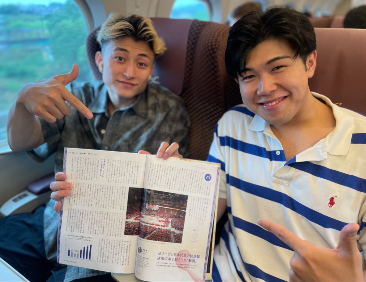 nagoyadolphins's tweet photo. ／
Wedge ONLINE & 冊子にて🏟️❤️‍🔥
#東野智弥 GMロングインタビュー掲載中✍️
＼

本日香川行きの新幹線にて、座席ポケットに発見👀
ドルフィンズやBリーグのこと、日本代表のこと、
盛りだくさん読み応えたっぷりの内容です！

記事はこちら🔻 ぜひご覧ください✨
https://t.co/j7VgnlF3Zc

#カメラを向けられそっぽを向くタケト
#ツンデレに拗ね気味な飛悠 #3枚目です
#チームは無事に香川へ到着しております