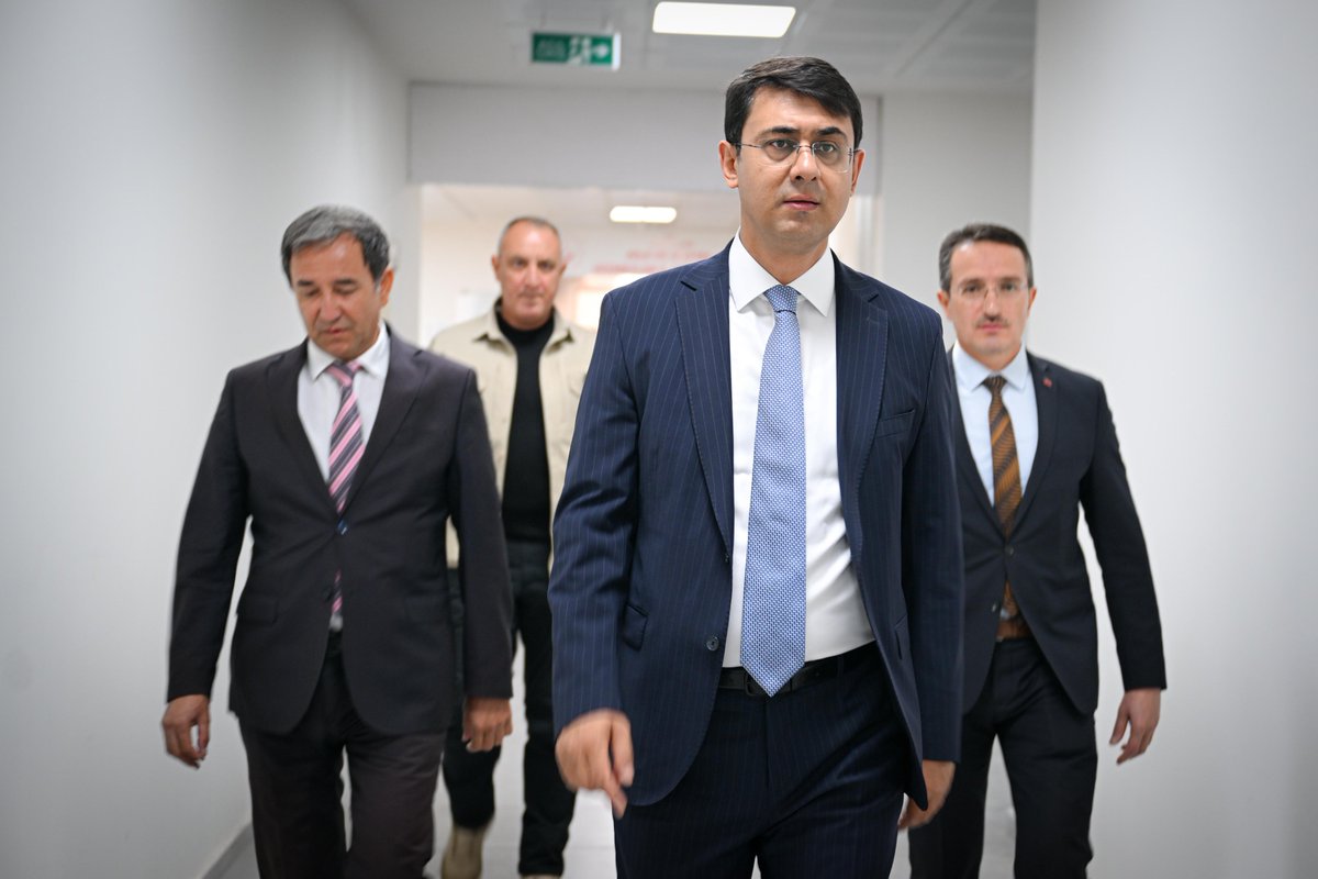 TC_UsakValiligi's tweet photo. Valimiz Dr. Serdar Kartal, Aile ve Sosyal Hizmetler İl Müdürlüğümüz tarafından ilimiz genelinde yürütülen çalışmalar hakkında brifing aldı.

Toplumumuzun temel taşı olan aileyi merkeze alan; çocuklarımızdan yaşlılarımıza, engelli bireylerimizden şehit yakınlarımız ve gazilerimize kadar geniş bir alanda sunulan hizmetleri değerlendiren Valimiz, devam eden çalışmalar ve önümüzdeki dönemde hayata geçirilmesi planlanan faaliyetler hakkında birim amirleriyle istişarelerde bulundu.

Özveriyle görev yapan tüm personelimize emeklerinden dolayı teşekkür ediyor, çalışmalarında kolaylıklar diliyoruz.