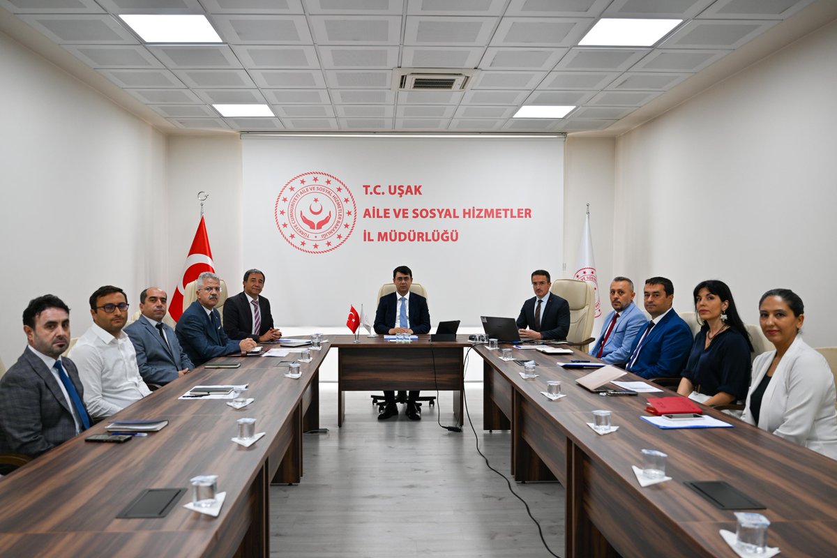 TC_UsakValiligi's tweet photo. Valimiz Dr. Serdar Kartal, Aile ve Sosyal Hizmetler İl Müdürlüğümüz tarafından ilimiz genelinde yürütülen çalışmalar hakkında brifing aldı.

Toplumumuzun temel taşı olan aileyi merkeze alan; çocuklarımızdan yaşlılarımıza, engelli bireylerimizden şehit yakınlarımız ve gazilerimize kadar geniş bir alanda sunulan hizmetleri değerlendiren Valimiz, devam eden çalışmalar ve önümüzdeki dönemde hayata geçirilmesi planlanan faaliyetler hakkında birim amirleriyle istişarelerde bulundu.

Özveriyle görev yapan tüm personelimize emeklerinden dolayı teşekkür ediyor, çalışmalarında kolaylıklar diliyoruz.