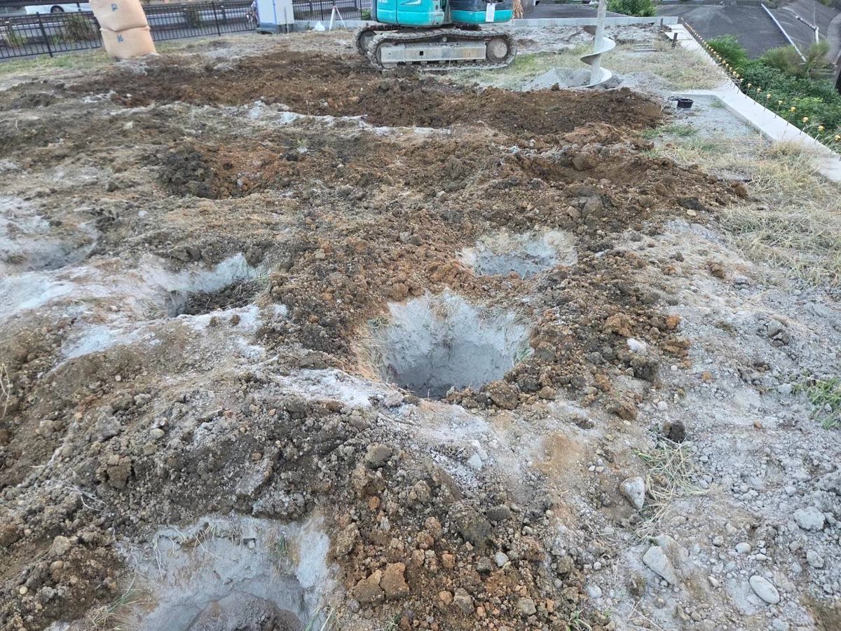 money_pitcher's tweet photo. 新築アパート計画🏠

ようやく、地盤改良(建物を建てても地盤が沈まないように、弱い地盤を補強する)工事が終わりました😄

また追加費用が発生しますが、建物を安全に建てるために必須な補強工事になります

資材費や金利の上昇など、色々と不安もありますが、素敵な建物が完成する様に頑張ります💪🙂 https://t.co/tTIOZN4Aqc