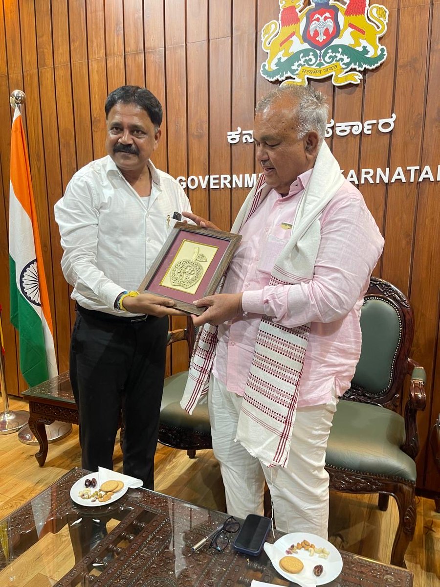kumarsudivya's tweet photo. झारखंड में पर्यटन की संभावनाओं को नई दिशा देने और पर्यटन परिसंपत्तियों के बेहतर प्रबंधन की दिशा में कर्नाटक सरकार के साथ महत्वपूर्ण एवं सकारात्मक संवाद हुआ।

झारखंड सरकार के अध्ययन दल के साथ कर्नाटक प्रवास के दौरान कर्नाटक सरकार के माननीय वन मंत्री श्री ईश्वर खांड्रे जी एवं माननीय पर्यटन मंत्री श्री के. जे. जॉर्ज जी से मुलाकात कर पर्यटन एवं वन प्रबंधन के क्षेत्र में दोनों राज्यों के बीच आपसी सहयोग की संभावनाओं पर विस्तृत चर्चा की। बैठक में कर्नाटक सरकार के पर्यटन सचिव, जंगल लॉज एंड रिसॉर्ट्स (JLR) के एमडी एवं ईडी तथा कर्नाटक स्टेट टूरिज्म डेवलपमेंट कॉर्पोरेशन के वरिष्ठ पदाधिकारी भी उपस्थित रहे।

इस दौरान कर्नाटक सरकार की प्रतिष्ठित संस्था Jungle Lodges & Resorts (JLR) द्वारा वन एवं पर्यटन क्षेत्रों में स्थित विभिन्न पर्यटन परिसंपत्तियों के संचालन, रखरखाव और प्रबंधन की कार्यप्रणाली का अध्ययन किया गया। विशेष रूप से संस्थान के मैनेजमेंट मॉडल, मानव संसाधन प्रबंधन, प्रोक्योरमेंट व्यवस्था, संचालन प्रणाली तथा विभिन्न विभागों के बीच समन्वय की प्रक्रिया को समझा गया।

बैठक में Jungle Lodges & Resorts को झारखंड के प्रमुख पर्यटन स्थलों पर स्थित पर्यटन परिसंपत्तियों एवं रिसॉर्ट्स के बेहतर संचालन और प्रबंधन के लिए Knowledge Partner के रूप में जोड़ने की संभावनाओं पर भी विस्तृत विचार-विमर्श हुआ। इस दिशा में संभावित MoU तथा दोनों राज्यों के सहयोग से आगे की कार्ययोजना तैयार करने पर सकारात्मक चर्चा हुई।

माननीय वन मंत्री श्री ईश्वर खांड्रे जी के साथ बैठक में झारखंड में मानव-हाथी संघर्ष की गंभीर चुनौती पर भी विशेष चर्चा हुई। इस समस्या से निपटने के लिए झारखंड सरकार द्वारा पूर्व में कर्नाटक सरकार से 6 प्रशिक्षित कुमकी हाथियों की मांग की गई थी। इस विषय पर कर्नाटक सरकार की ओर से सैद्धांतिक सहमति प्राप्त हुई है। अब दोनों राज्य सरकारें आपसी समन्वय से आगे की कार्ययोजना तैयार करेंगी।

यह अध्ययन भ्रमण देश के सफल मॉडलों से सीखकर उन्हें झारखंड की परिस्थितियों एवं आवश्यकताओं के अनुरूप अपनाने की दिशा में एक महत्वपूर्ण प्रयास है।

हमारा प्रयास है कि झारखंड की समृद्ध प्राकृतिक विरासत का संरक्षण करते हुए पर्यटन परिसंपत्तियों का बेहतर प्रबंधन हो, पर्यटकों को बेहतर अनुभव मिले और राज्य में टिकाऊ एवं जिम्मेदार पर्यटन को नई गति मिले।
@HemantSorenJMM