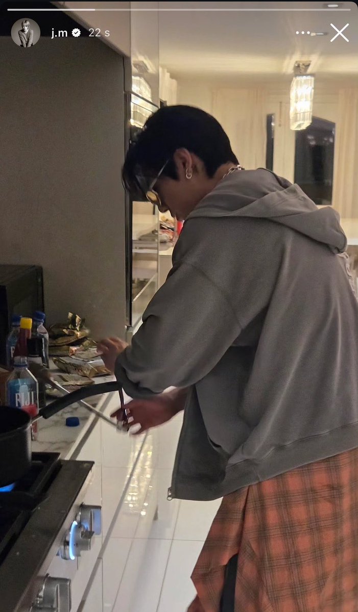 jmjklab's tweet photo. #JIMIN postou um story com o #JUNGKOOK 👀

Era pra ter ido pro Close Friends? 🗣️😂 https://t.co/Psx0mxmp9Y